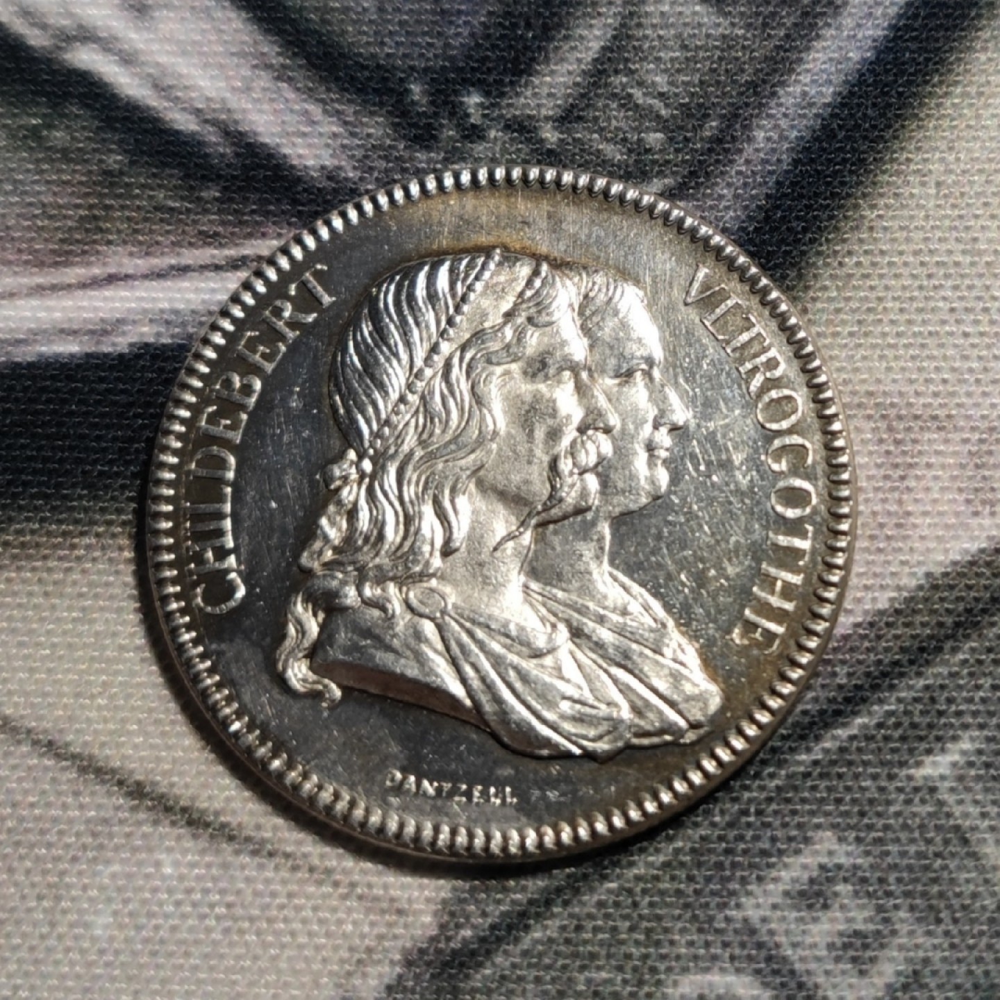 gush小明20221011周二 法国银章镜面底蜜蜂边铭