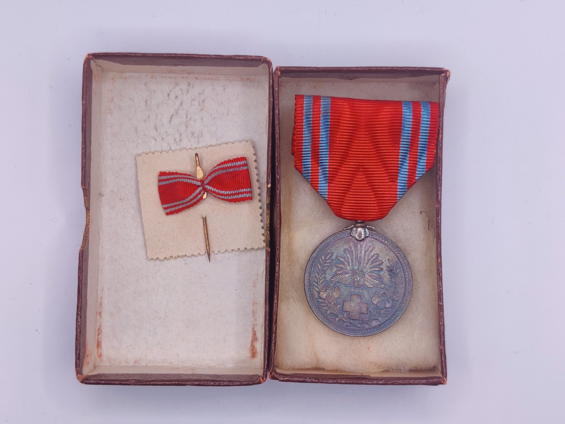 第五期 全场0元起拍 咸鱼国勋章拍卖专场10月16日下午6：00开始 日本早期 赤十字社员章 银制 带盒略