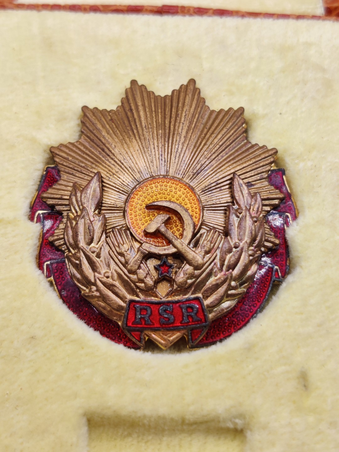 第五期 全场0元起拍 咸鱼国勋章拍卖专场10月16日下午6：00开始 罗马尼亚三级劳动勋章 带早期蛇皮盒与证书及证书筒