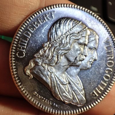 gush小明20221011周二 法国银章镜面底蜜蜂边铭