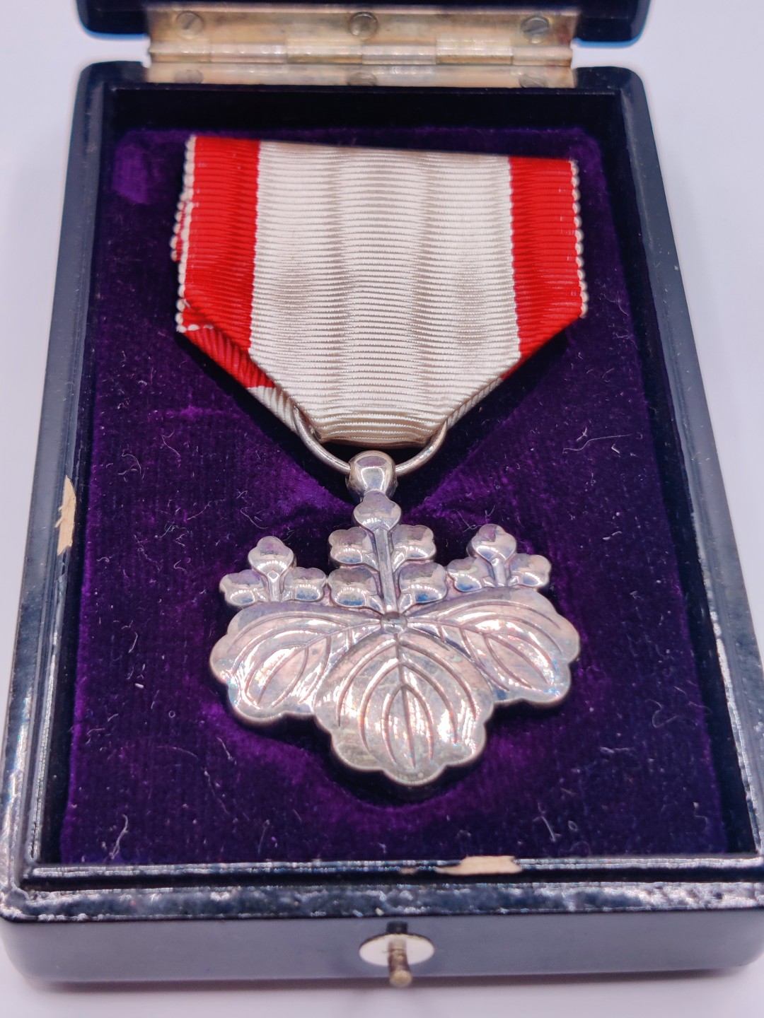 第五期 全场0元起拍 咸鱼国勋章拍卖专场10月16日下午6：00开始 牢记历史勿忘国耻 日本二战时期白色桐叶章 银制