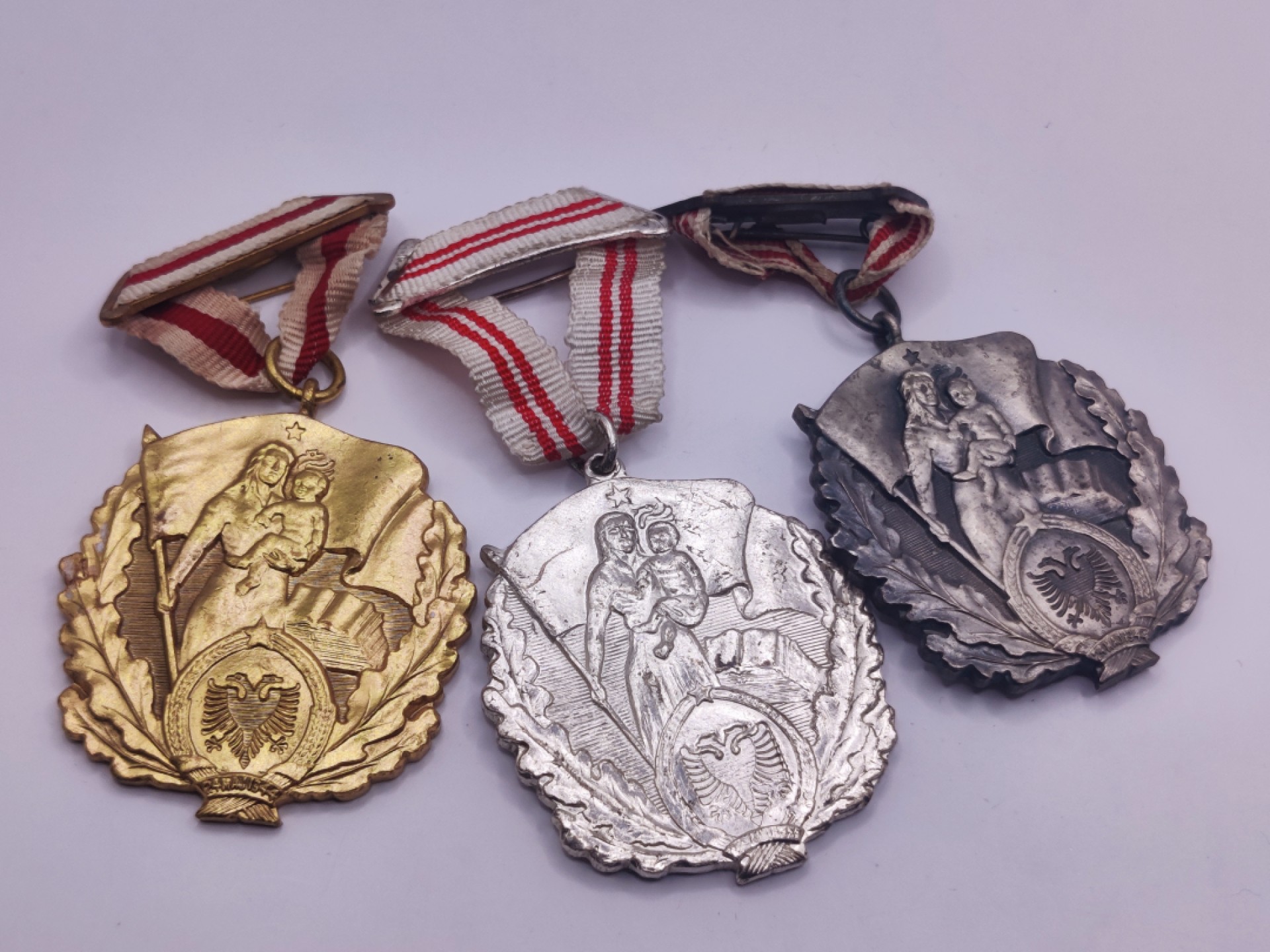 第五期 全场0元起拍 咸鱼国勋章拍卖专场10月16日下午6：00开始 阿尔巴尼亚 金银铜级母亲勋章一套