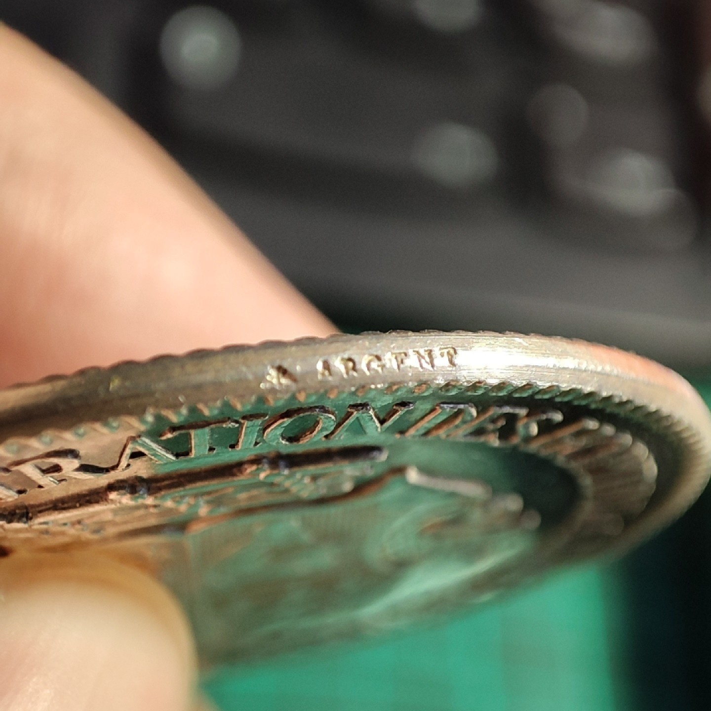 gush小明20221011周二 法国银章镜面底蜜蜂边铭