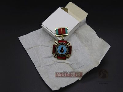 前进的履带十月的小拍拍 - 切尔诺贝利奖章，带盒子