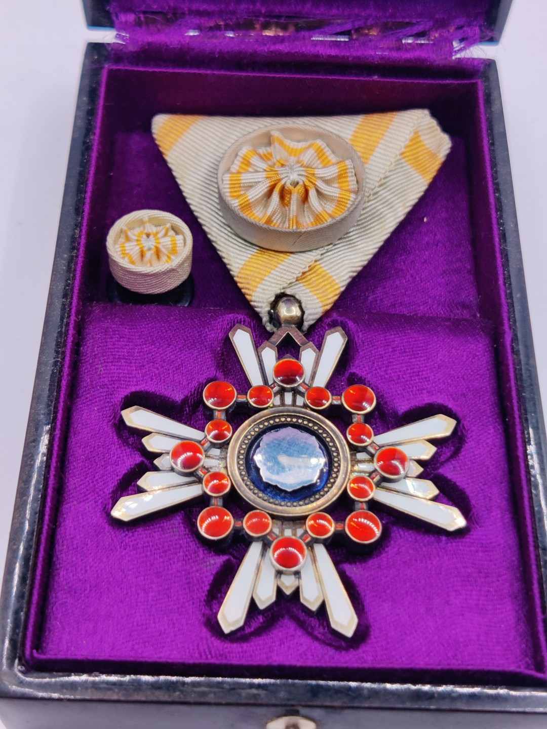 第五期 全场0元起拍 咸鱼国勋章拍卖专场10月16日下午6：00开始 牢记历史勿忘国耻 日本二战时期 四等瑞宝章 银制 带略