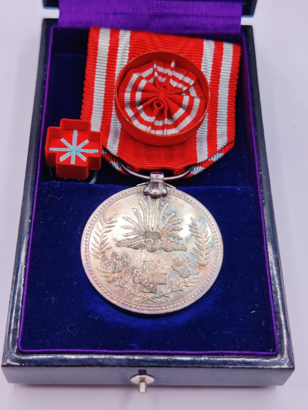 第五期 全场0元起拍 咸鱼国勋章拍卖专场10月16日下午6：00开始 日本战时漆木盒赤十字特别社员章 银制带略