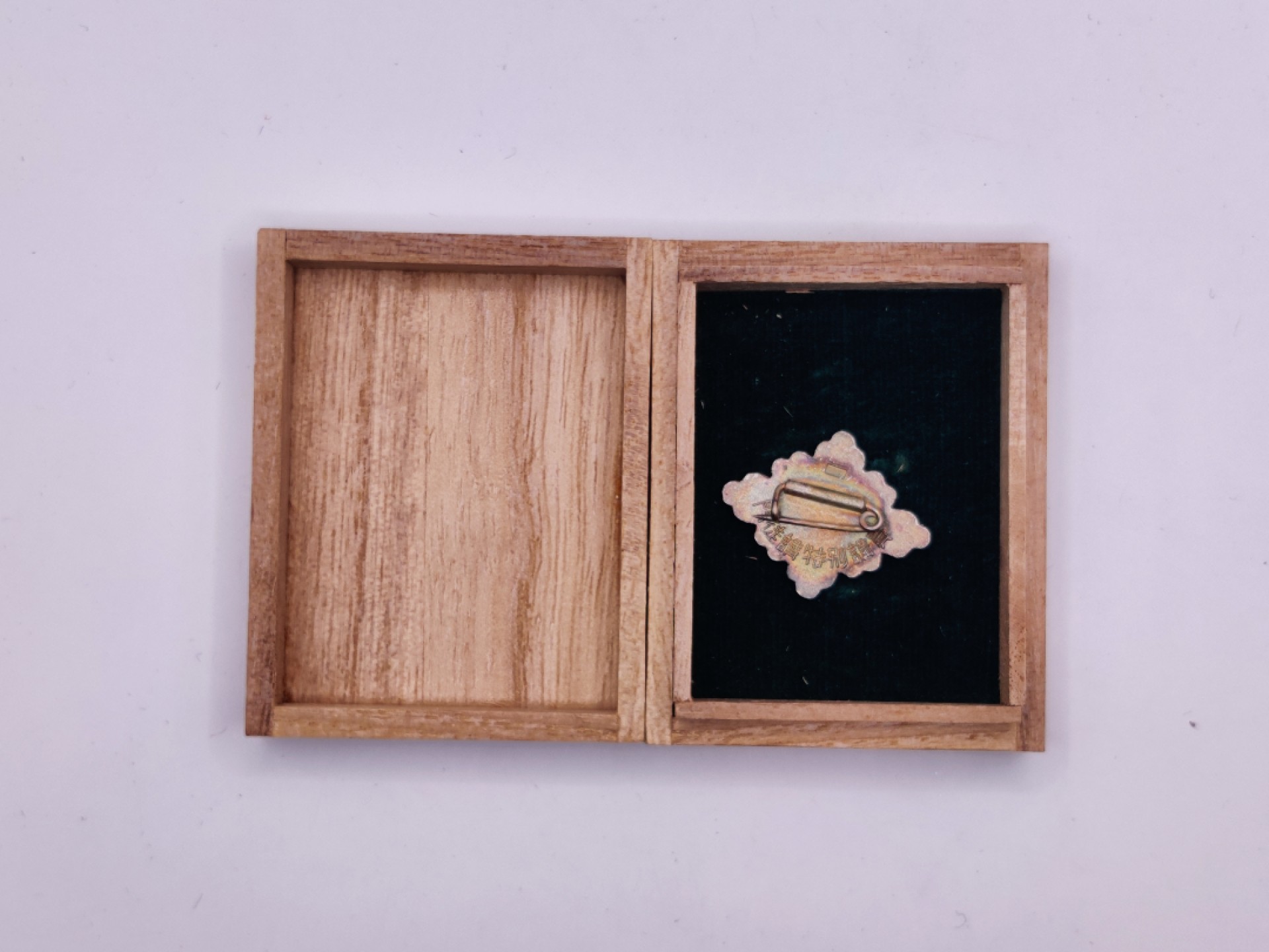 第五期 全场0元起拍 咸鱼国勋章拍卖专场10月16日下午6：00开始 日本本愿寺门徒讲特别讲员章 纯银制