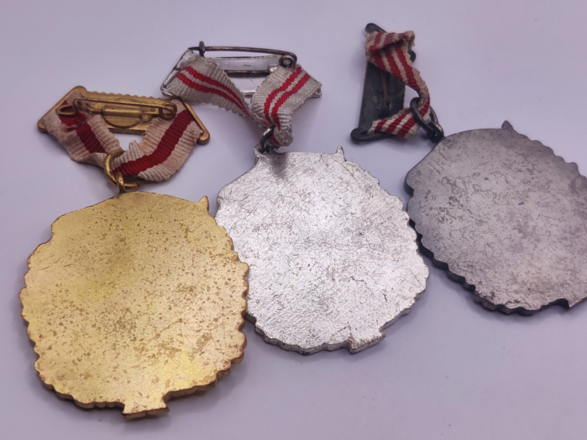 第五期 全场0元起拍 咸鱼国勋章拍卖专场10月16日下午6：00开始 阿尔巴尼亚 金银铜级母亲勋章一套