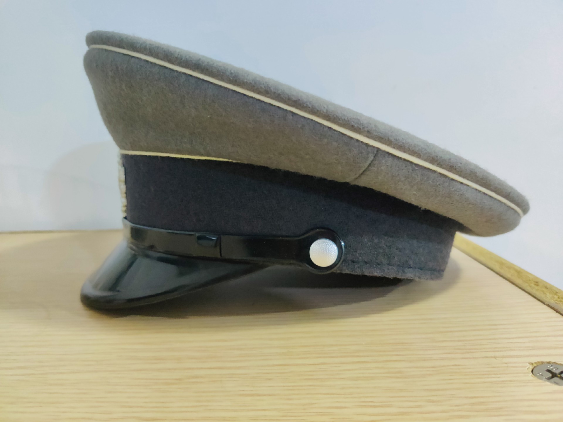 第五期 全场0元起拍 咸鱼国勋章拍卖专场10月16日下午6：00开始 东德陆军士官大檐帽