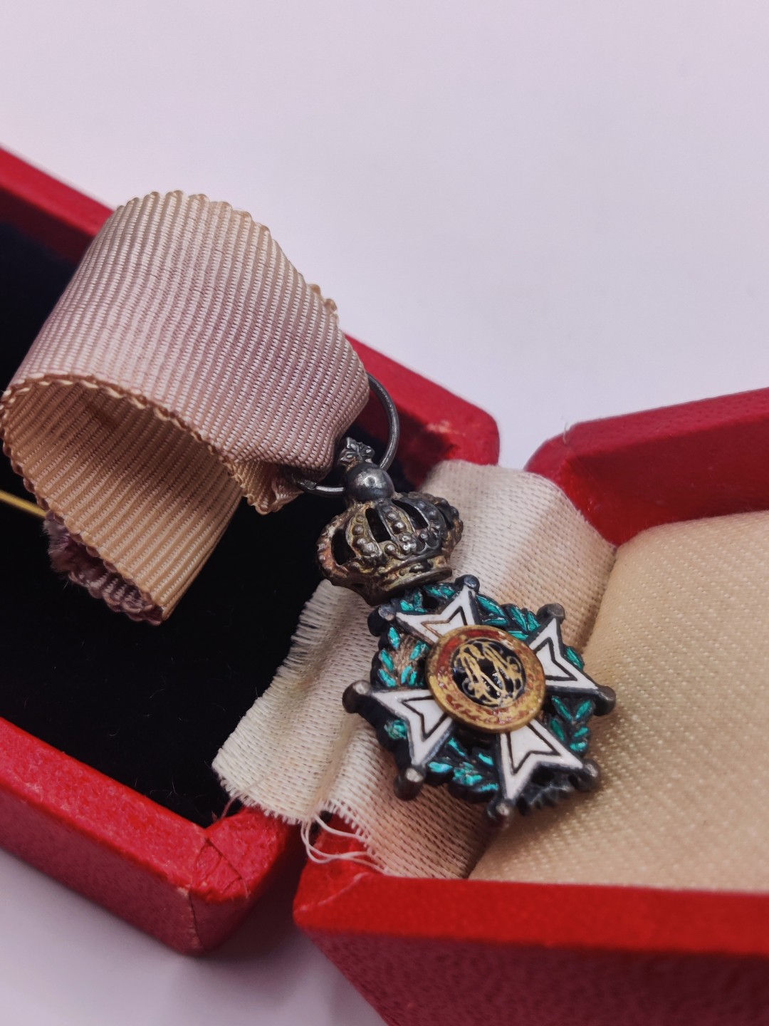 第五期 全场0元起拍 咸鱼国勋章拍卖专场10月16日下午6：00开始 比利时骑士级王冠迷你章 银制带盒