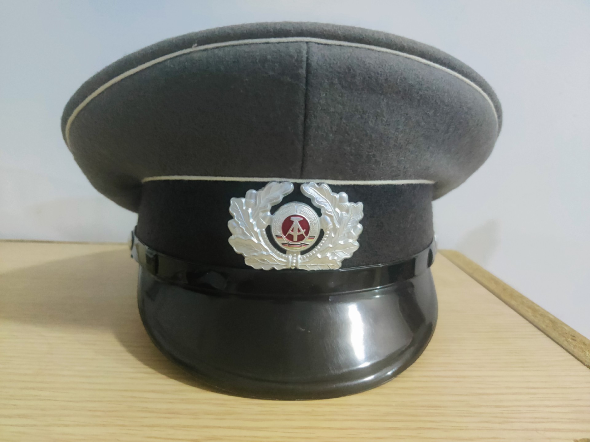 第五期 全场0元起拍 咸鱼国勋章拍卖专场10月16日下午6：00开始 东德陆军士官大檐帽
