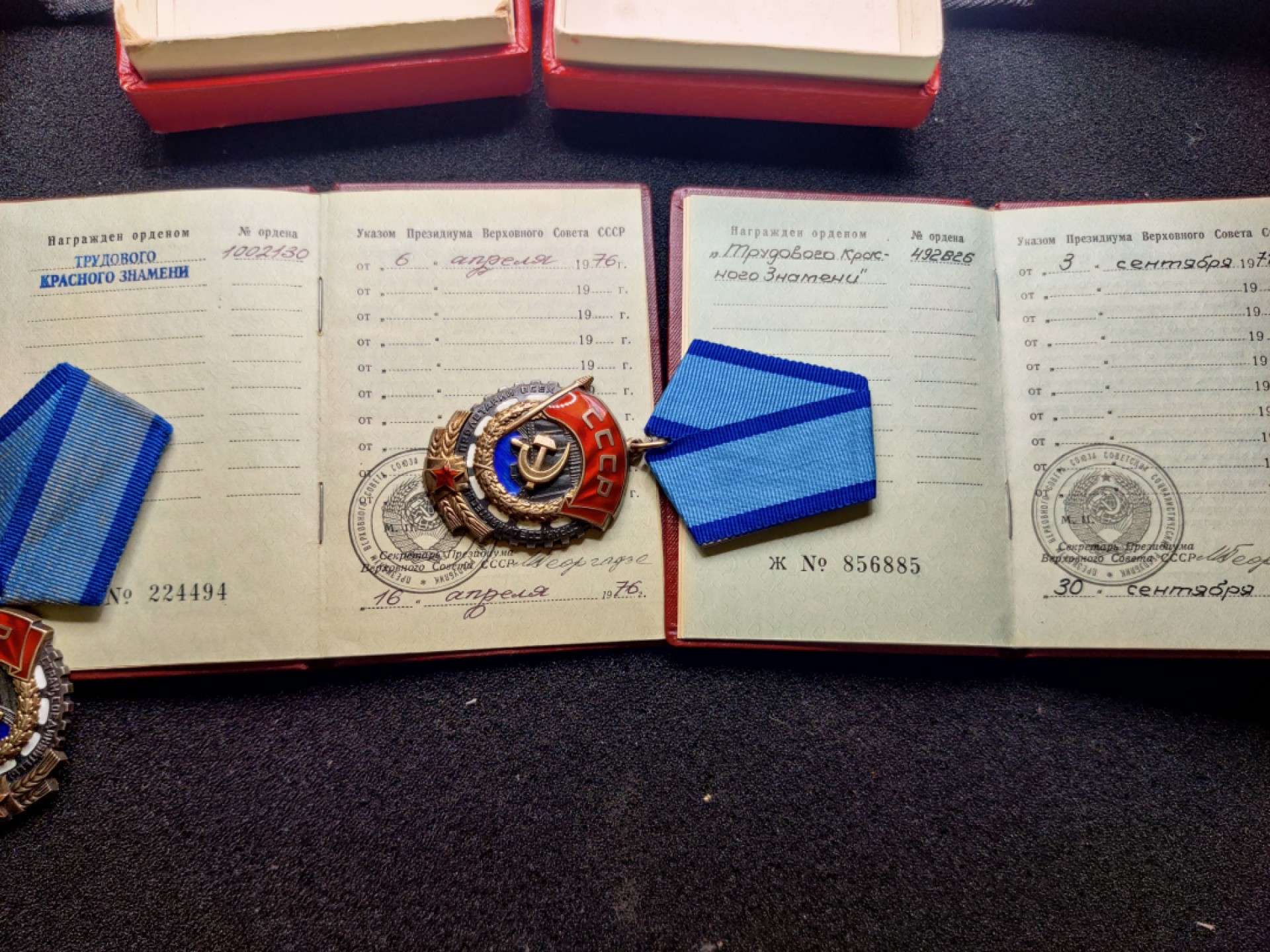 第五期 全场0元起拍 咸鱼国勋章拍卖专场10月16日下午6：00开始 苏联劳动红旗一对 同一人获得 带盒证