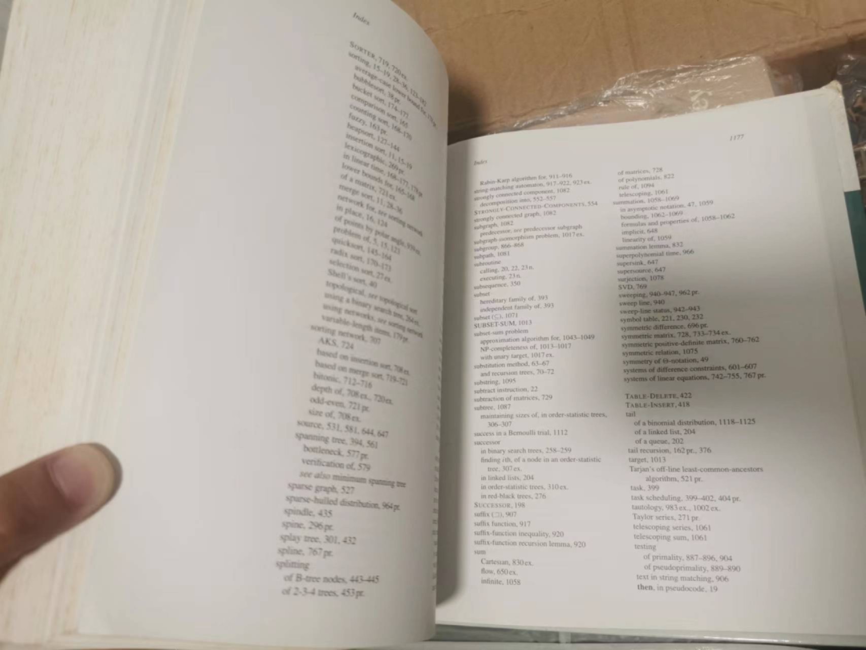 27.【鲸贝乐★道德经】第“圣人不仁，以百姓为刍狗”号拍卖 【外文原著】9.8品巨厚790页，有铅笔笔迹，内有两张明信片和美国信函