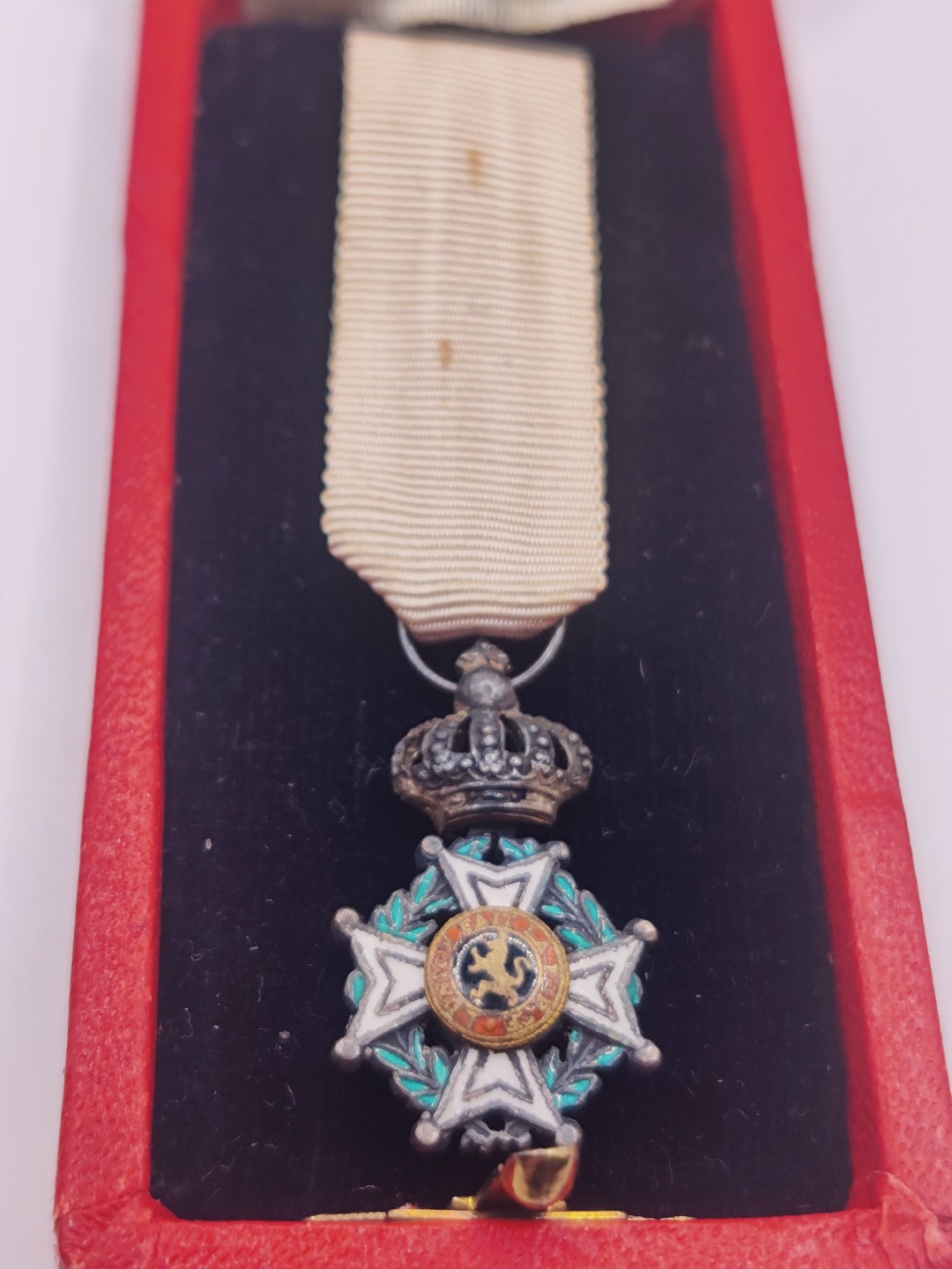 第五期 全场0元起拍 咸鱼国勋章拍卖专场10月16日下午6：00开始 比利时骑士级王冠迷你章 银制带盒