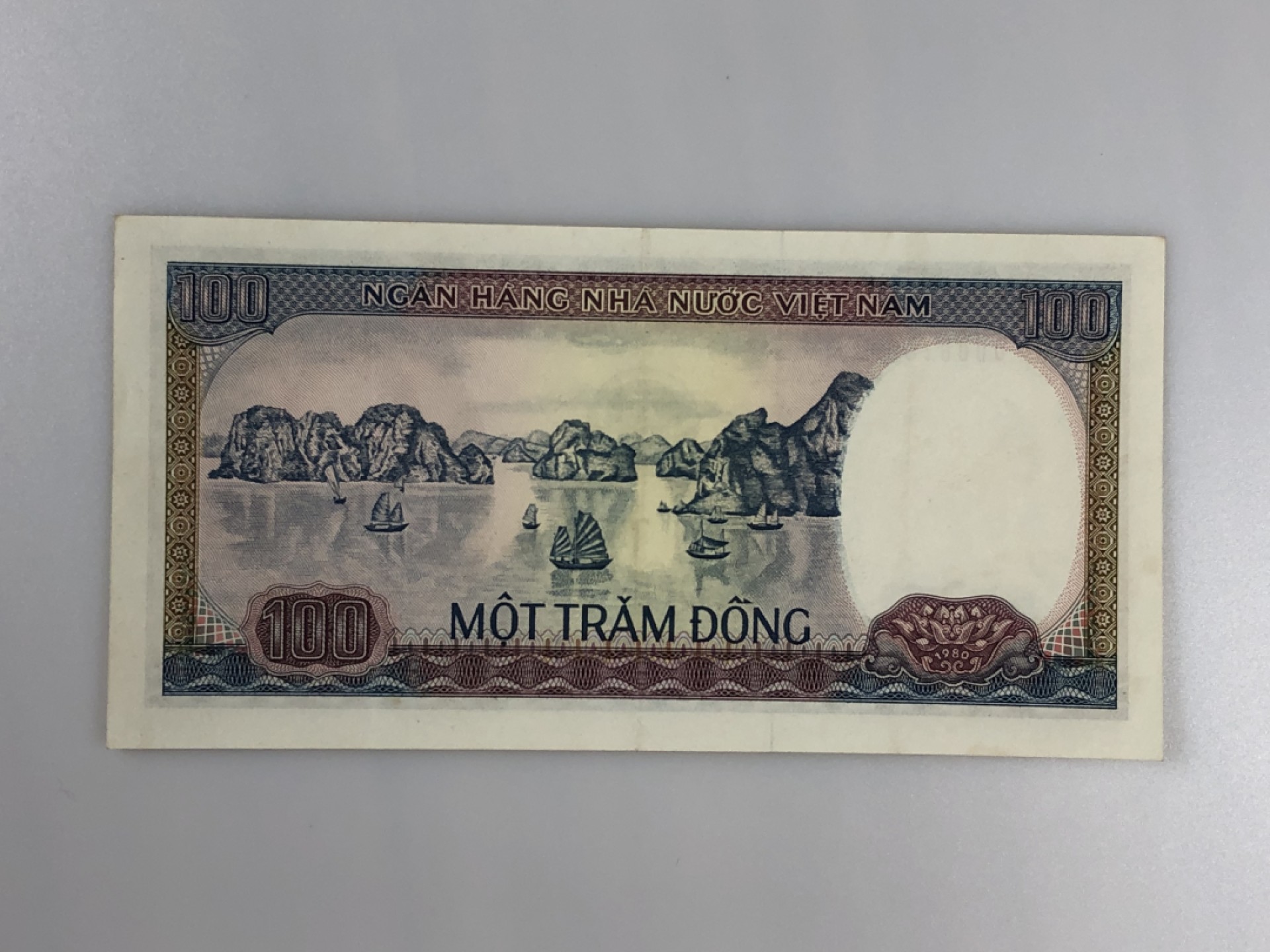 【三泉🏦Quan Se】拍卖⚖️第4期-【越南1951-1994纸币专场】 越南1980年版100盾（原票挺版，票面干净，透光有折，品相如图所示）