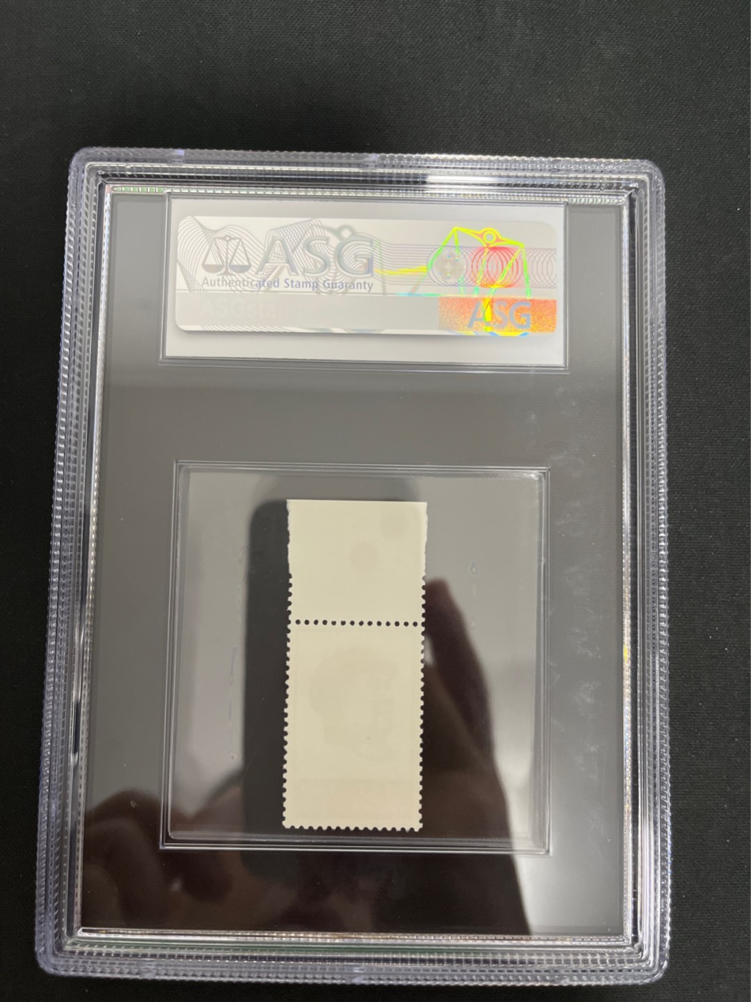 洪涛臻品批发群  精选邮票限时拍卖第一百八十一期 文4万寿无疆 4分次筋 新带边纸一枚，大盒，评级费接近200块，ASG90高分，文革精品票，90高分无瑕疵，收藏投资两不误，壳子完好无划痕，爱不释手，注意捡漏（近期成交价见尾图 ）
