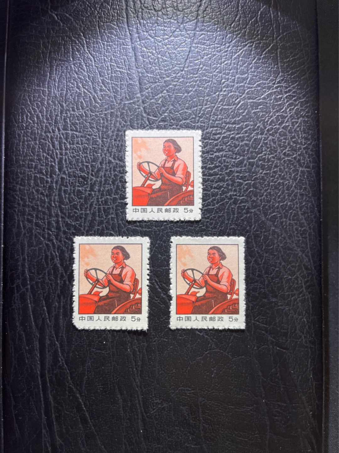 洪涛臻品 精选邮票限时拍卖第五十一期 普无号  5分拖拉机，3枚一组，版撕票，极轻微小瑕疵如图，文革期间发行的唯一一套普票，非常有特点，集邮册中不可缺少的一组，文革票人气足，潜力大，目前处于价值洼地，版撕全品可直接评级，版撕小票价格便宜，多多益善，注意捡漏