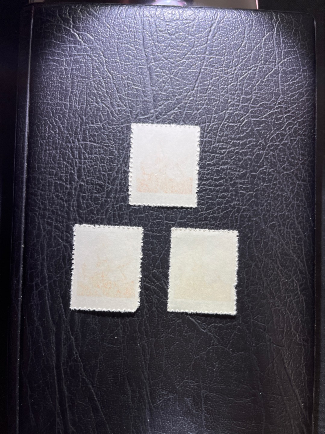 洪涛臻品 精选邮票限时拍卖第五十一期 普无号  5分拖拉机，3枚一组，版撕票，极轻微小瑕疵如图，文革期间发行的唯一一套普票，非常有特点，集邮册中不可缺少的一组，文革票人气足，潜力大，目前处于价值洼地，版撕全品可直接评级，版撕小票价格便宜，多多益善，注意捡漏