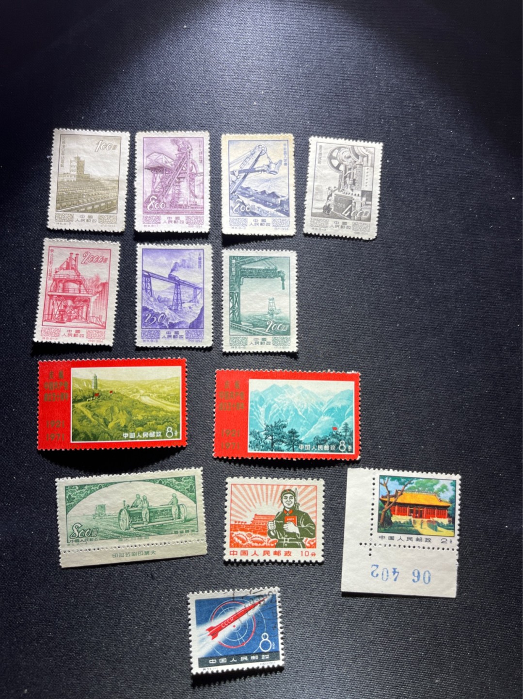 洪涛臻品 精选邮票限时拍卖第五十一期 特8七枚新上品  缺8-8，特33盖销上品 ，特5  4-4厂名全品，  普无号解放军上品 ，编号N14  N16新上品 ，普14革命圣地2分新，数字直角边一枚，13枚混卖   买到就是赚到。仅此一组