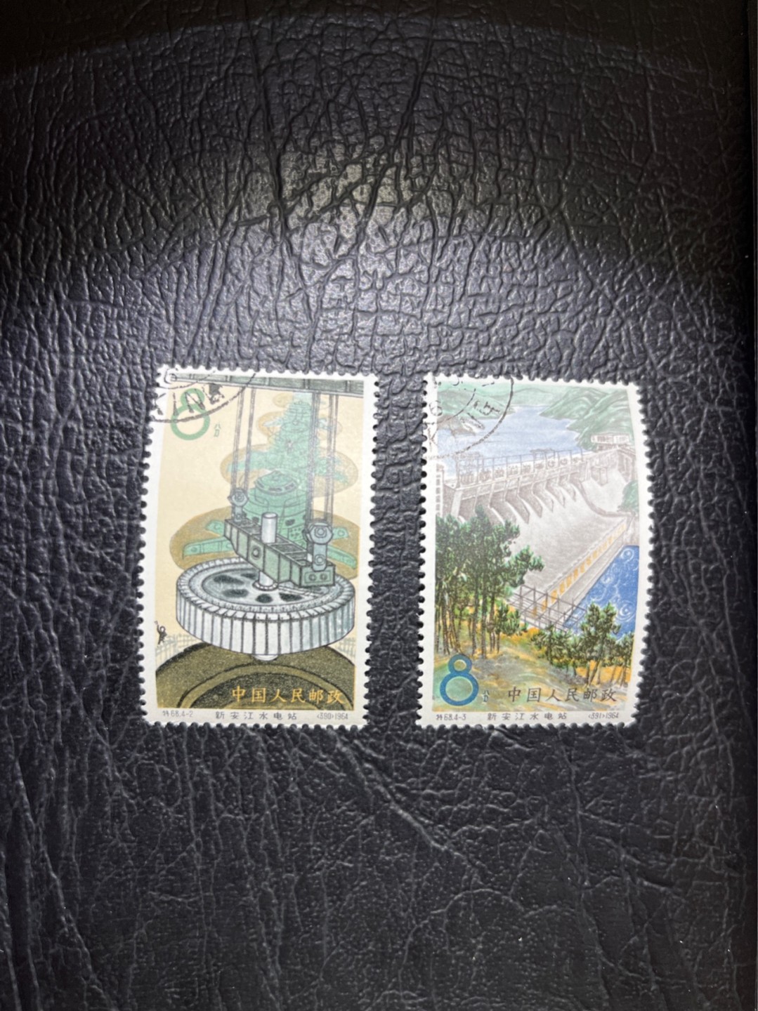 洪涛臻品 精选邮票限时拍卖第五十一期 特68新安江4-2  4-3各1枚 盖销 顺戳，背胶白润，非常漂亮，★品相可以用完美来形容，版撕全品嘎嘎绝 背胶雪白。解放初的经典票，整版撕开，面艳胶白，票挺洁净，齿孔完美。老纪特的版票资源十分稀缺难寻，机会来临时必须抓住。尾货处理，随时售缺，注意捡漏