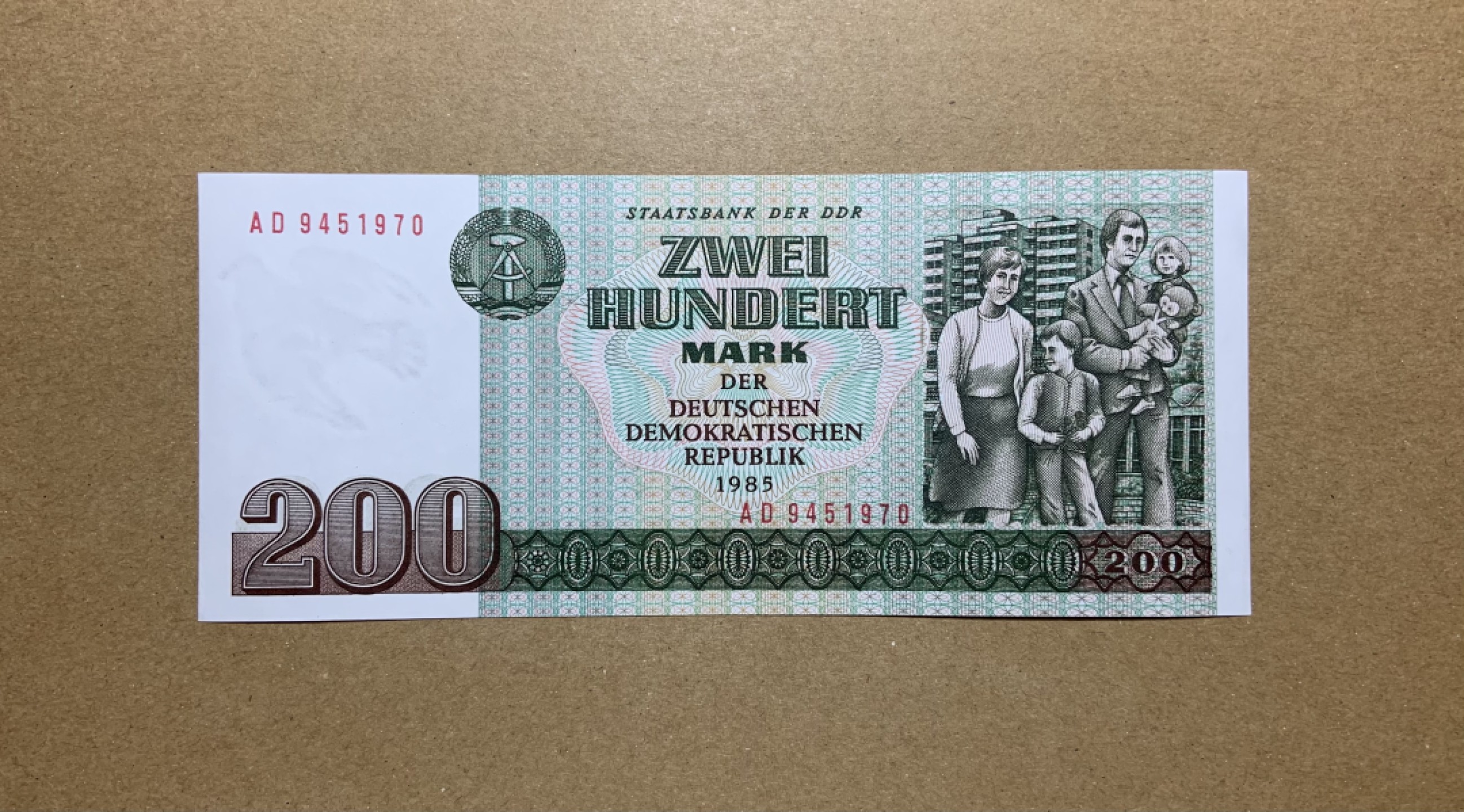 收藏联盟Quantum Auction 第198期拍卖 (已更新) 德国民主共和国1985年200马克 品相全新UNC 幸福一家人👨‍👩‍👧‍👧