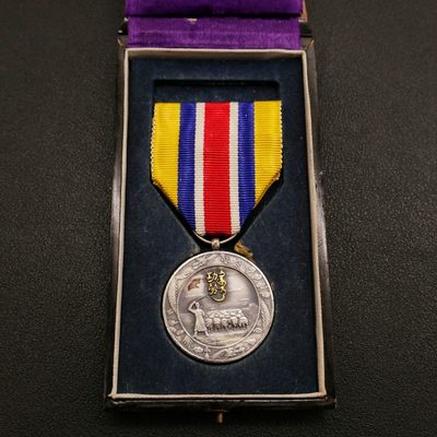 勋章奖章交易所10月15日群拍 - 勿忘历史珍爱和平—伪蒙自治政府肇建功劳章