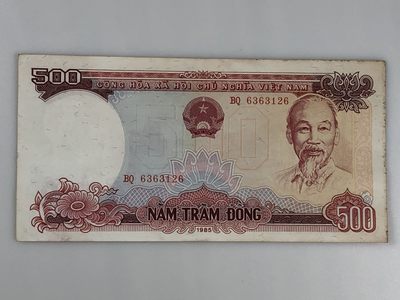 【三泉🏦Quan Se】拍卖⚖️第4期-【越南1951-1994纸币专场】 - 越南1985年版500盾【双面精美雕刻】（原票挺版无折痕，边上有霉点黄斑，品相如图所示）