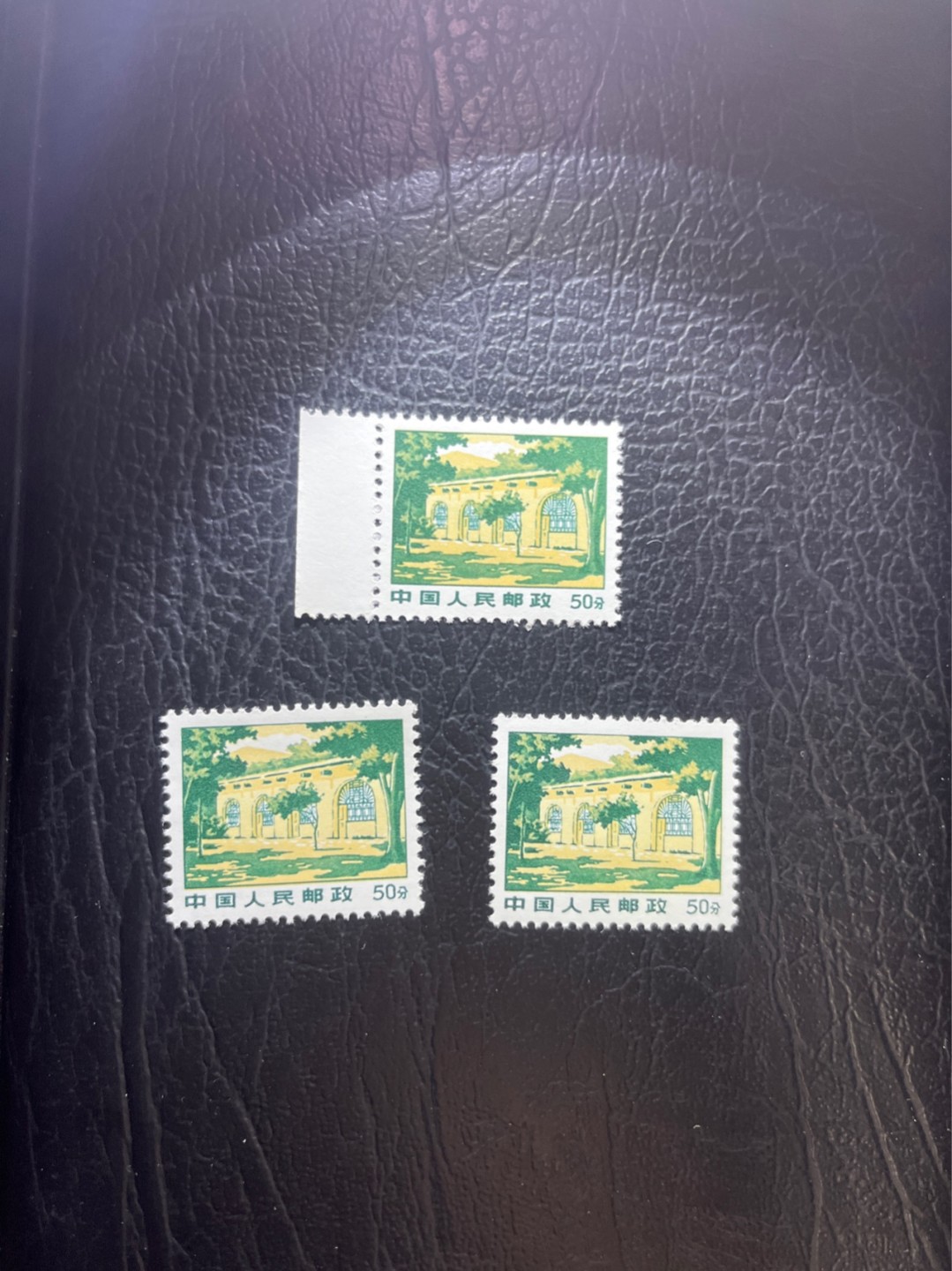 洪涛臻品 精选邮票限时拍卖第六十一期 普无号  50分枣园，3枚一组，版撕嘎嘎绝，文革期间发行的唯一一套普票，非常有特点，集邮册中不可缺少的一组，文革票人气足，潜力大，目前处于价值洼地，版撕全品可直接评级，版撕小票价格便宜，多多益善，注意捡漏