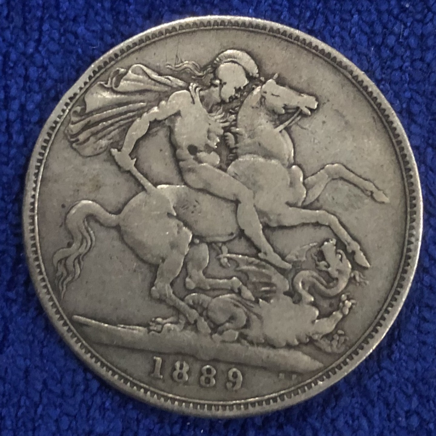 【保诚微拍】第36期  古今中外币章（部分评级）14号晚上七点半自动开拍！！！ 英国 维多利亚 1889年 高冠版 马剑 1克朗 银币（28克 0.925银）绝美品相！五彩包浆！！！(边齿为第2枚)