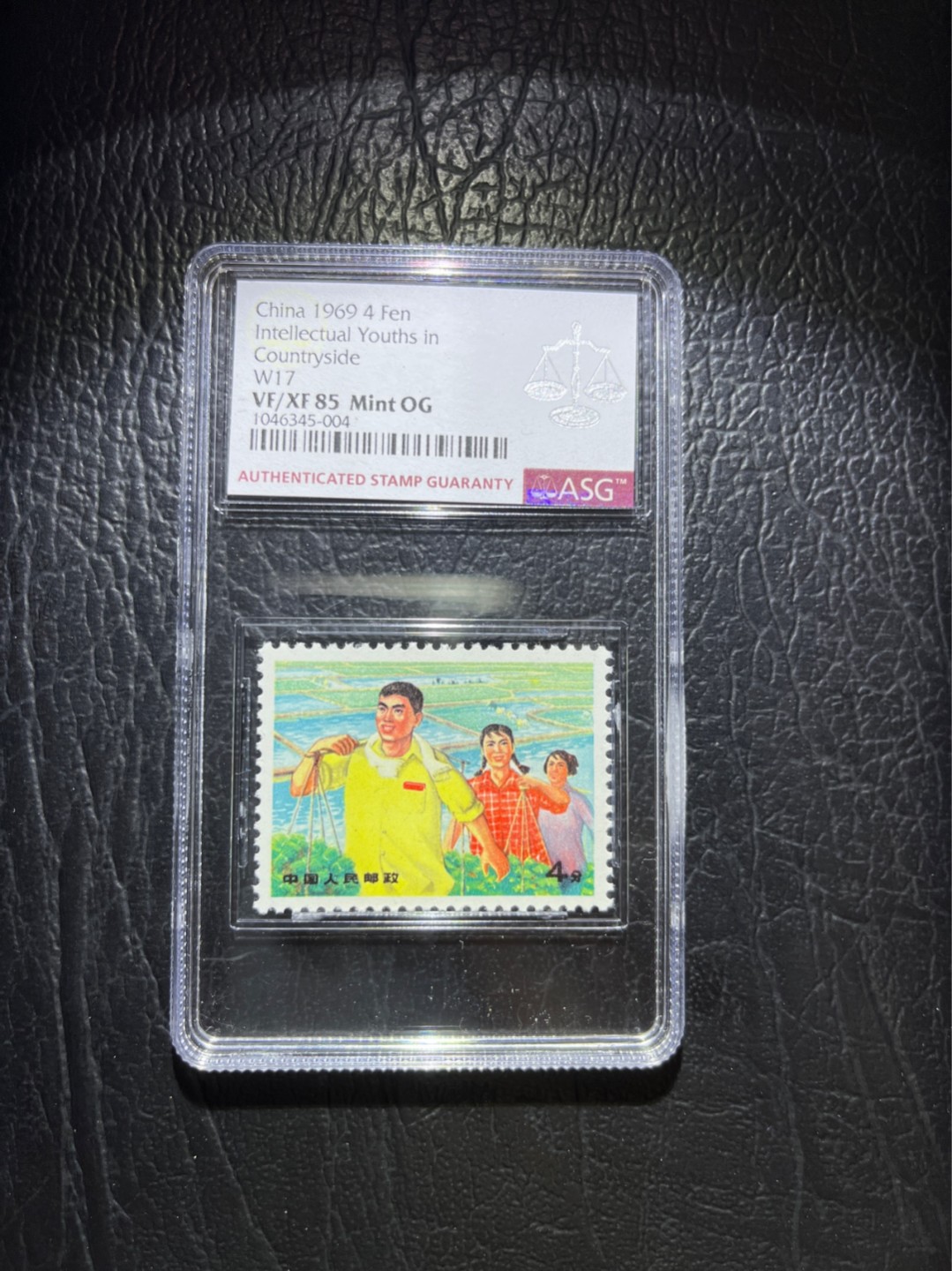 洪涛臻品 精选邮票限时拍卖第五十一期 ★稍后补图★文17知青4分★漏纽扣★ ASG85分OG ，文革两大变体票，一是文18漏刺刀，二是文17漏纽扣。版撕精品送评，票全品无瑕疵，85分超高性价比。变体票存世量少，潜力巨大，喜欢不要错过，目前ASG评级处于初级阶段，注意趁早下手囤精品货，未来一定有意想不到的收获，(最后一图是漏纽扣变体对比图)
