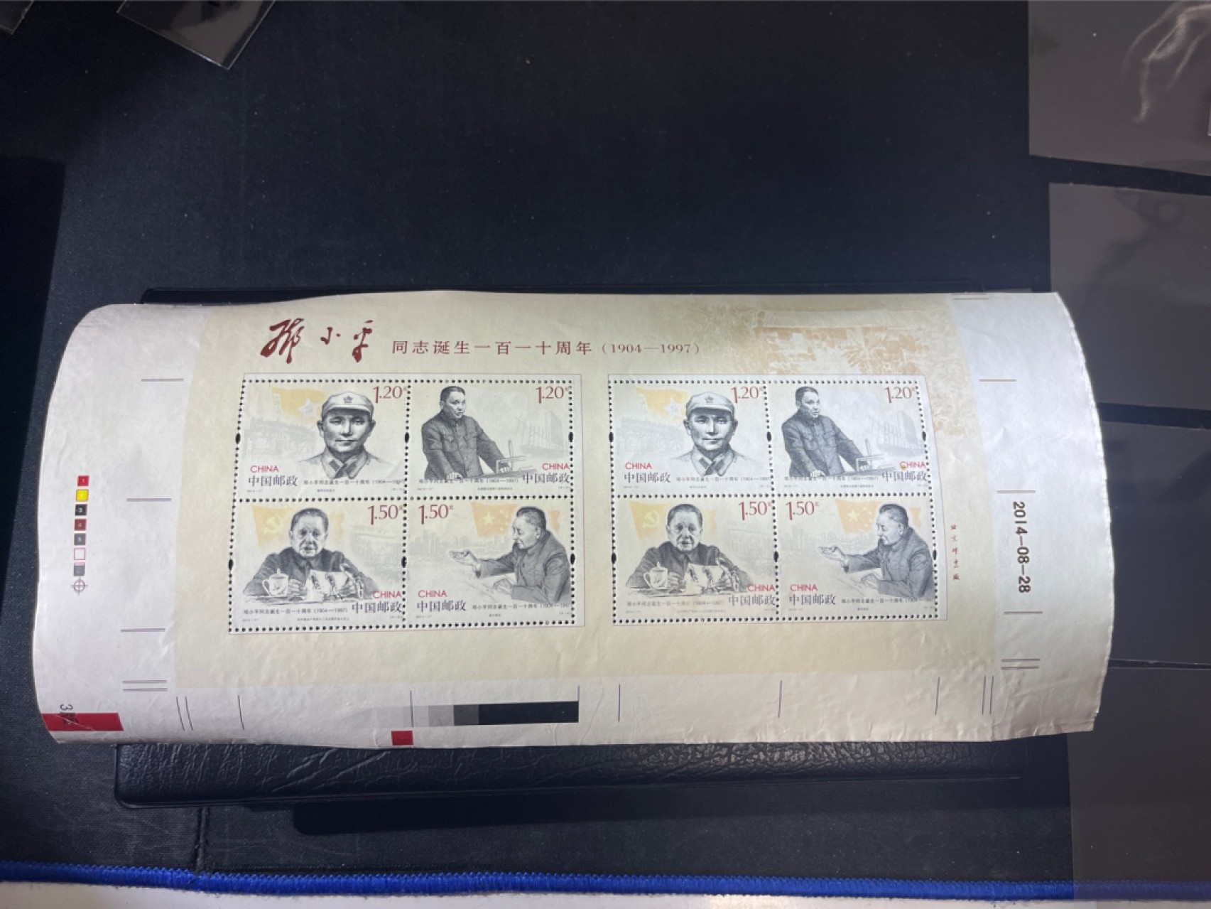 洪涛臻品 精选邮票限时拍卖第五十二期 2014-17 邓小平小版票挺版(邮局发行的小版票规格, 印刷全张的一部分), 齿孔定位不准,打到了左边边框线, 印刷厂流出, 打喷码前的半成品(由此可知印刷流程,先打孔后喷码!)。带印刷全张未裁切掉的超宽边, 及邮局小版所没有的印刷全张各种色线、色标等！ 专题集邮、传统集邮、及三俗爱好者难得一见的宝贝！雕刻版十分漂亮, 终生保真！ 印刷厂流出, 票大多全品 边纸有微污及褶皱