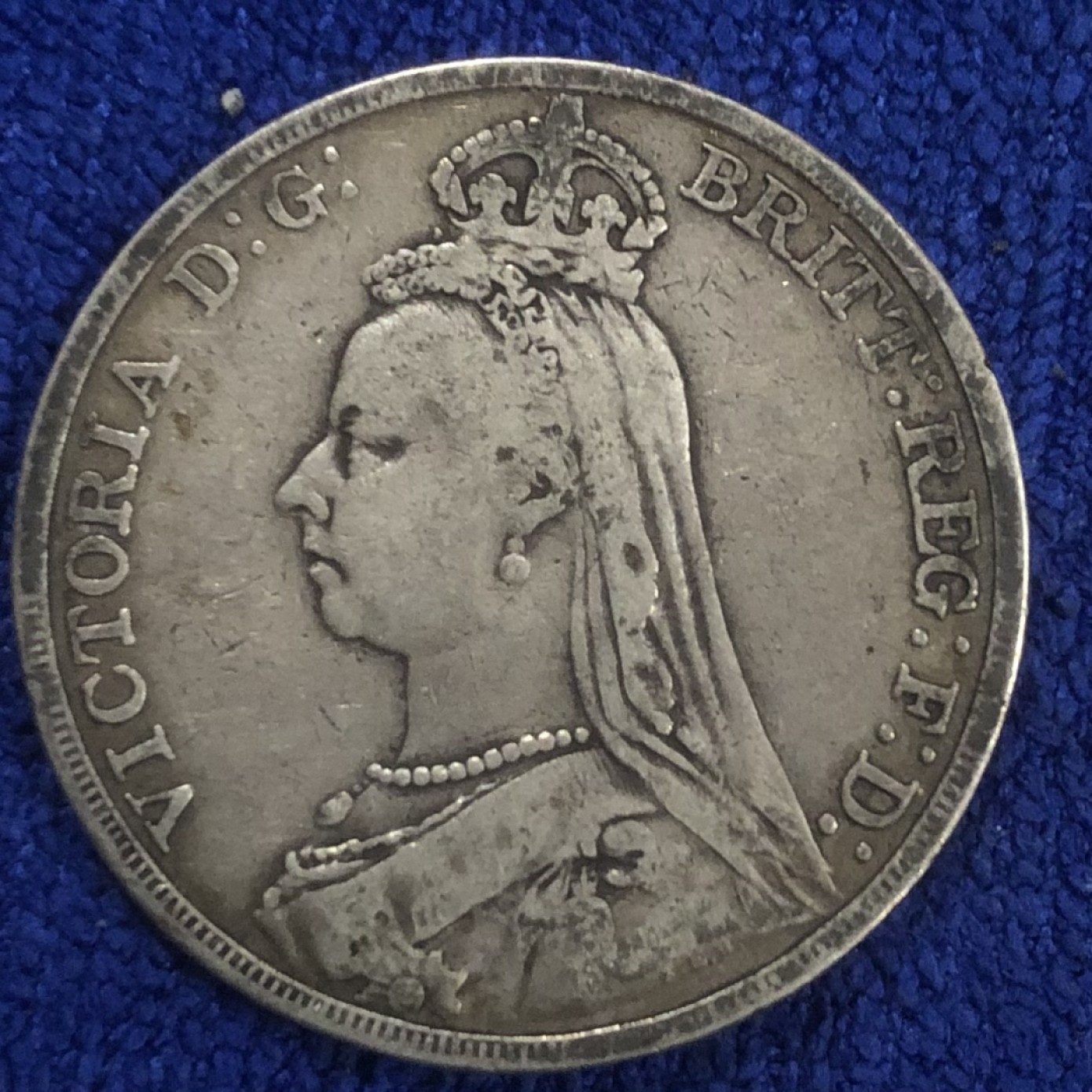 【保诚微拍】第36期  古今中外币章（部分评级）14号晚上七点半自动开拍！！！ 英国 维多利亚 1889年 高冠版 马剑 1克朗 银币（28克 0.925银）绝美品相！五彩包浆！！！(边齿为第2枚)