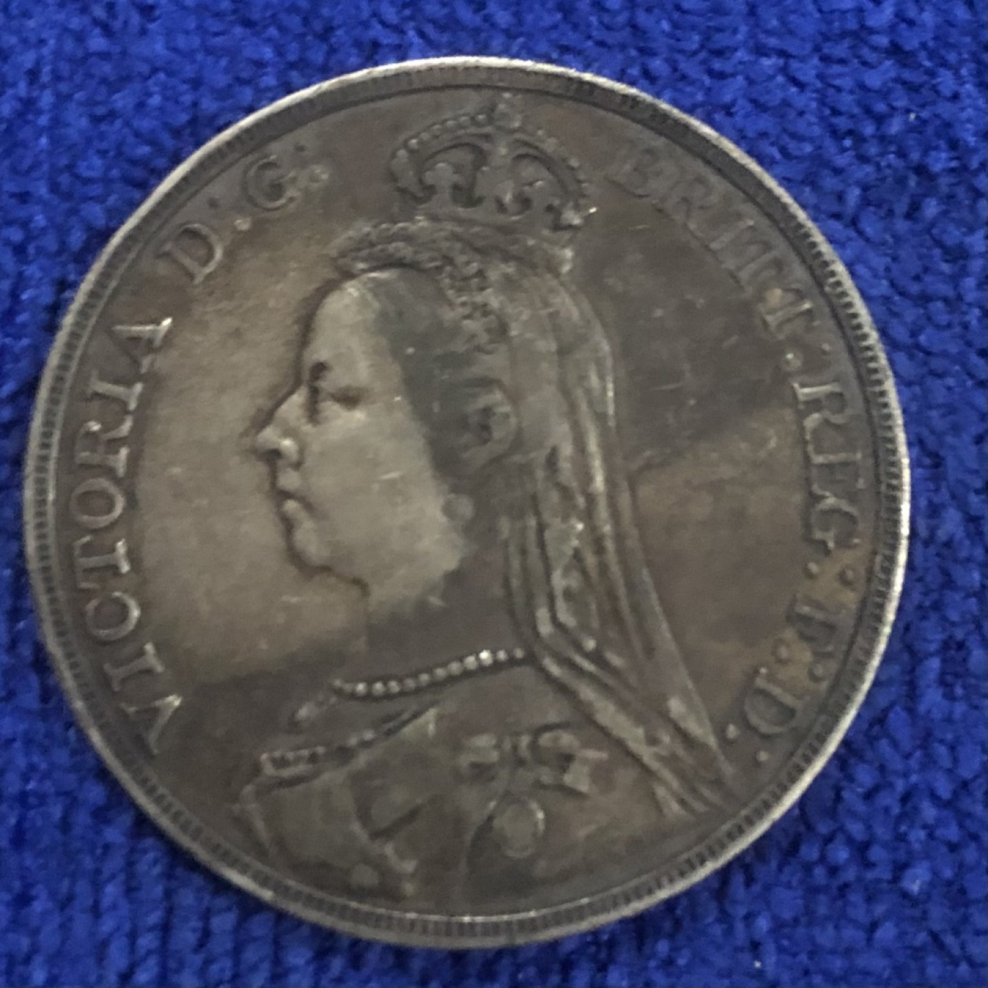 【保诚微拍】第36期  古今中外币章（部分评级）14号晚上七点半自动开拍！！！ 英国 维多利亚 1892年 高冠版 马剑 1克朗 银币（28克 0.925银）XF！！浓黑包浆！！！(边齿为第3枚)