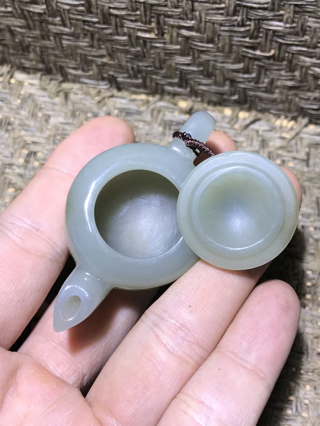 放福利，新疆和田玉山料青白玉雕刻手把壶一把！