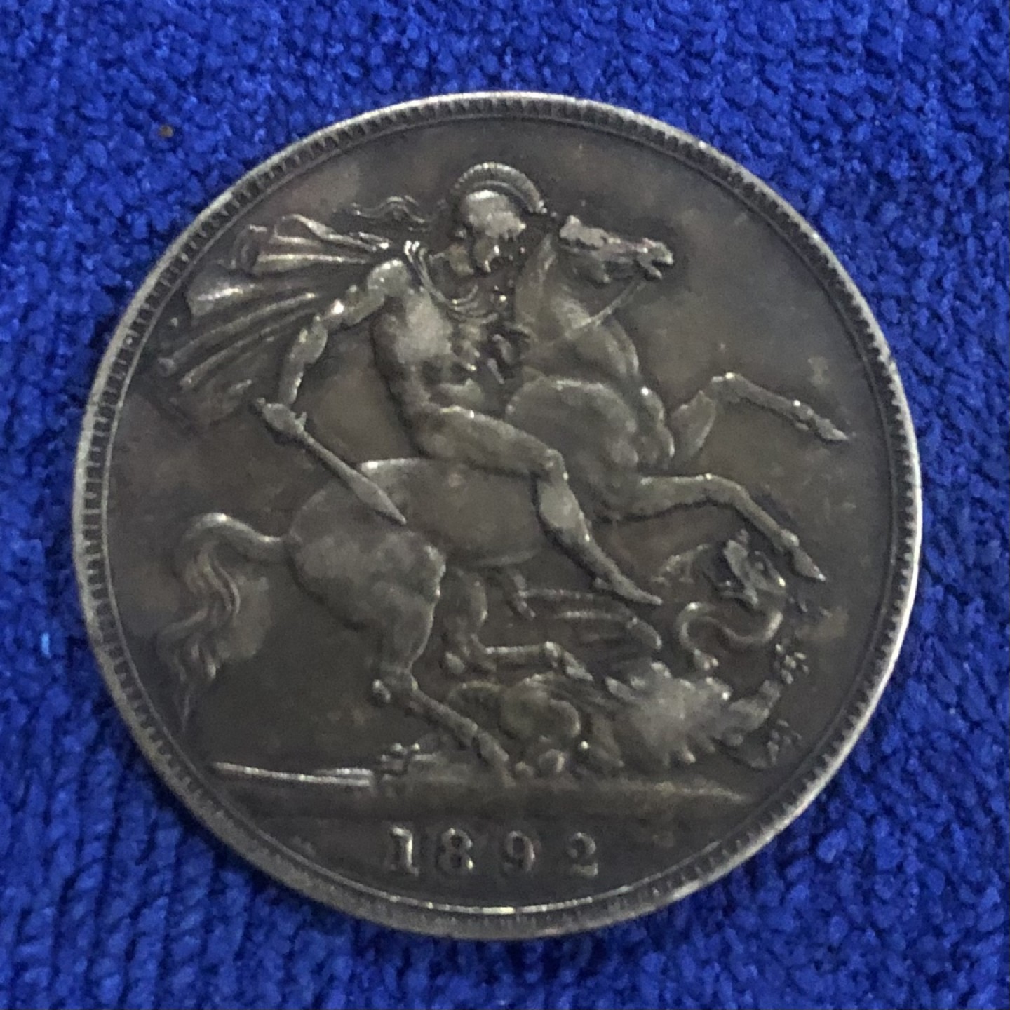 【保诚微拍】第36期  古今中外币章（部分评级）14号晚上七点半自动开拍！！！ 英国 维多利亚 1892年 高冠版 马剑 1克朗 银币（28克 0.925银）XF！！浓黑包浆！！！(边齿为第3枚)