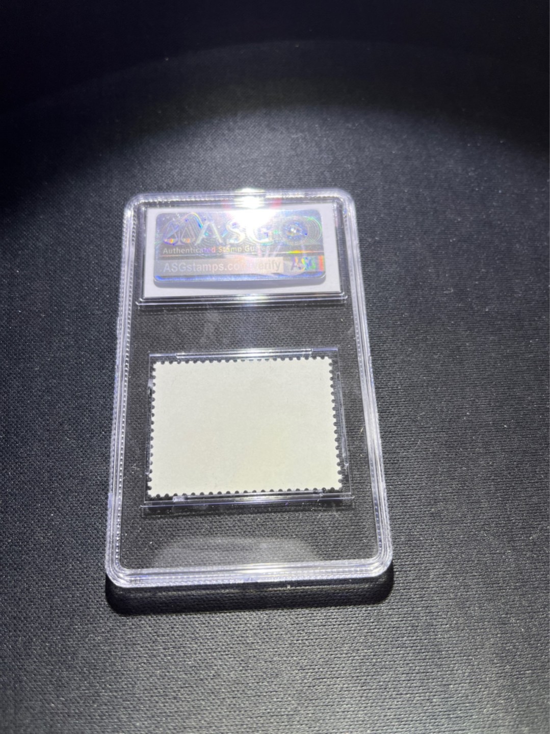 洪涛臻品 精选邮票限时拍卖第五十二期 文17知青4分★漏纽扣★ ASG95冠军分OG ，文革两大变体票，一是文18漏刺刀，二是文17漏纽扣。版撕精品送评，票全品无瑕疵，85分超高性价比。变体票存世量少，潜力巨大，喜欢不要错过，目前ASG评级处于初级阶段，注意趁早下手囤精品货，未来一定有意想不到的收获，(最后一图是漏纽扣变体对比图)
