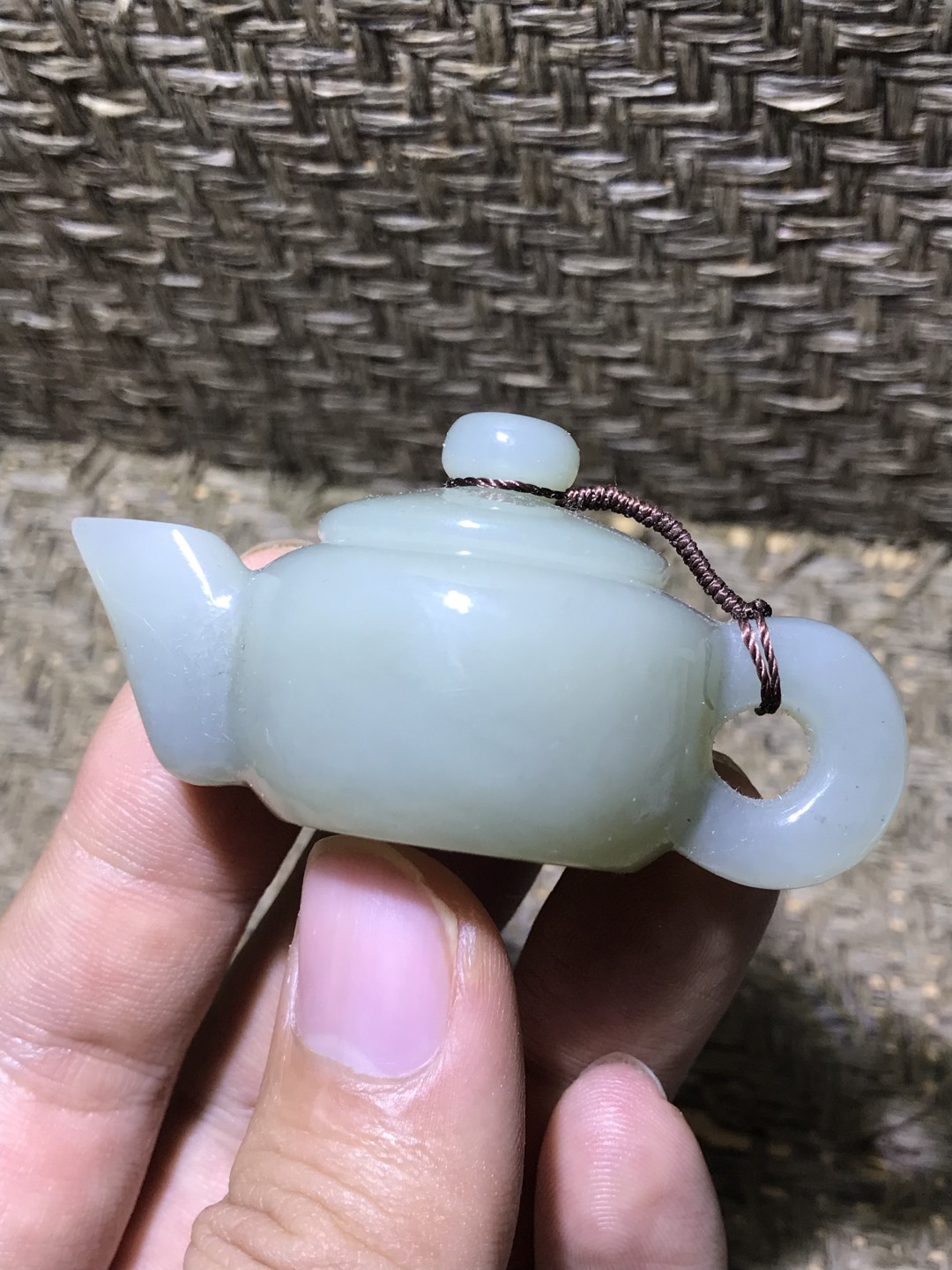 放福利，新疆和田玉山料青白玉雕刻手把壶一把！