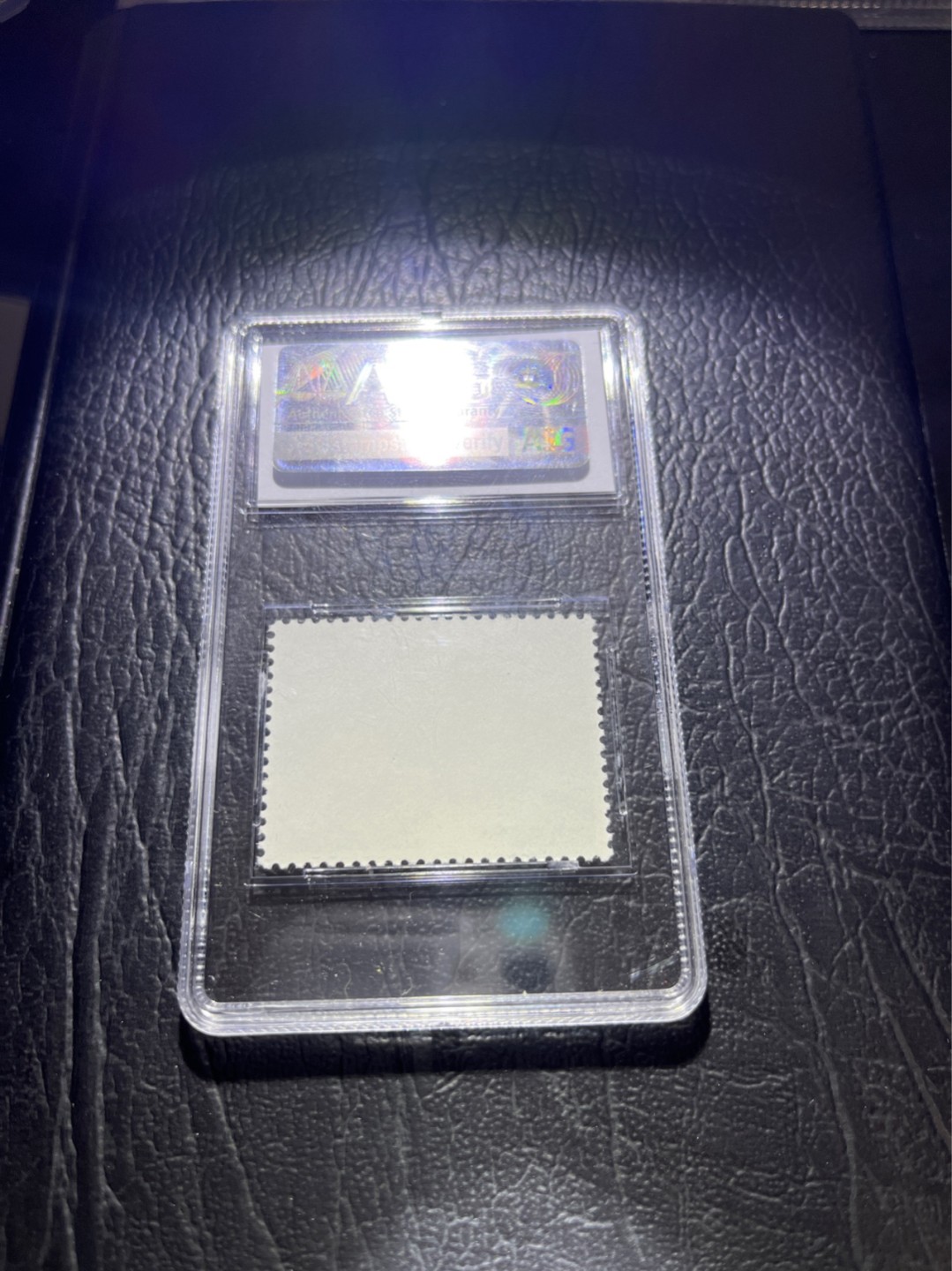 洪涛臻品 精选邮票限时拍卖第五十一期 ★稍后补图★文17知青4分★漏纽扣★ ASG85分OG ，文革两大变体票，一是文18漏刺刀，二是文17漏纽扣。版撕精品送评，票全品无瑕疵，85分超高性价比。变体票存世量少，潜力巨大，喜欢不要错过，目前ASG评级处于初级阶段，注意趁早下手囤精品货，未来一定有意想不到的收获，(最后一图是漏纽扣变体对比图)