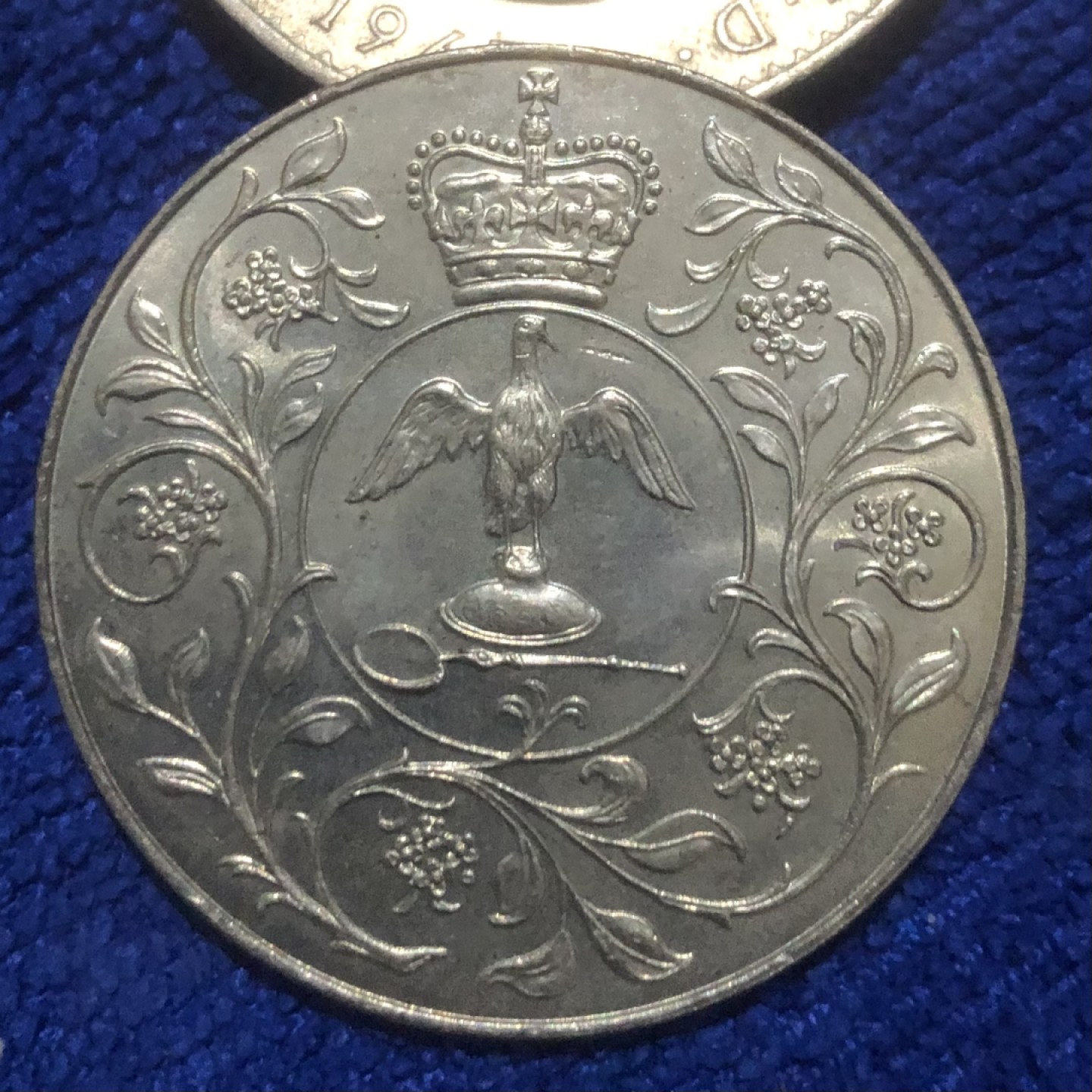 【保诚微拍】第36期  古今中外币章（部分评级）14号晚上七点半自动开拍！！！ 英国 1977年 伊丽莎白二世 英女王 登基20周年 克朗型 纪念币 （镍币）（28克 38mm）