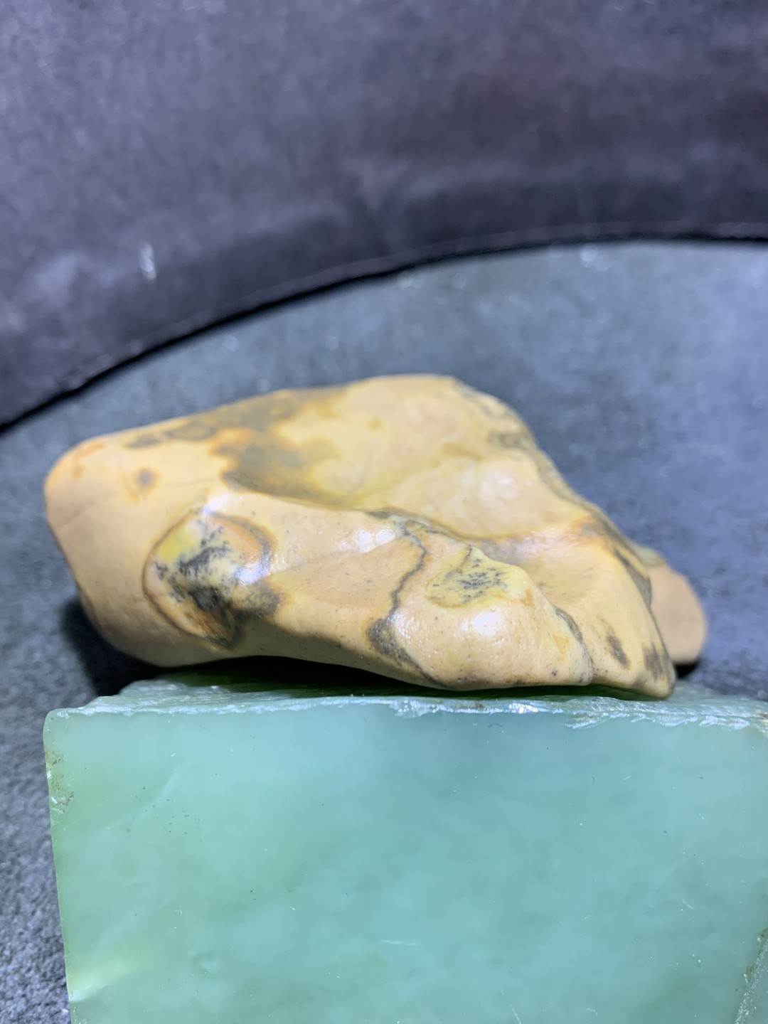 精美罕见新疆象形“点赞”形彩泥石原石把件（镇纸，摆件） 一块，