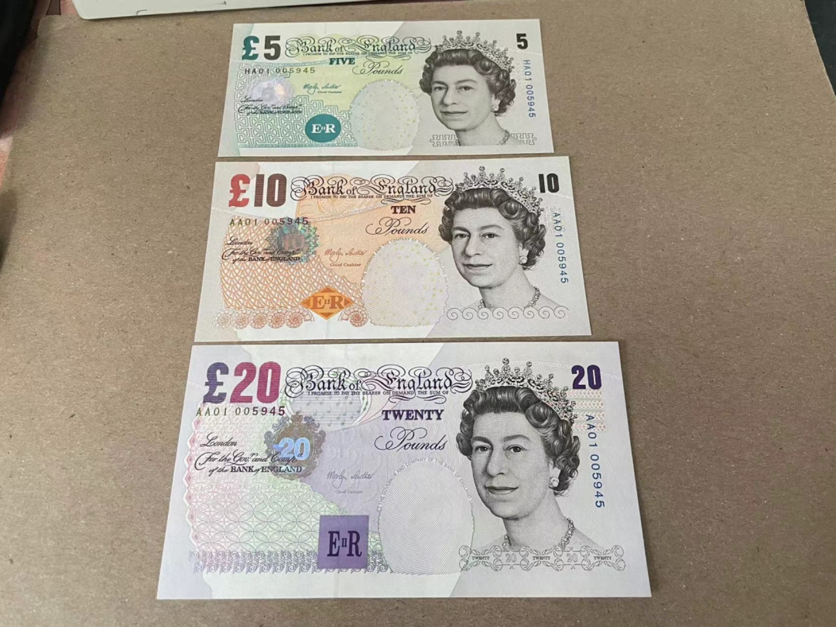 【Blue Auction】✨世界纸币精拍第235期【精】 【一组3张 AA01/HA01全同号】英国 5-10-20镑一组 全新UNC