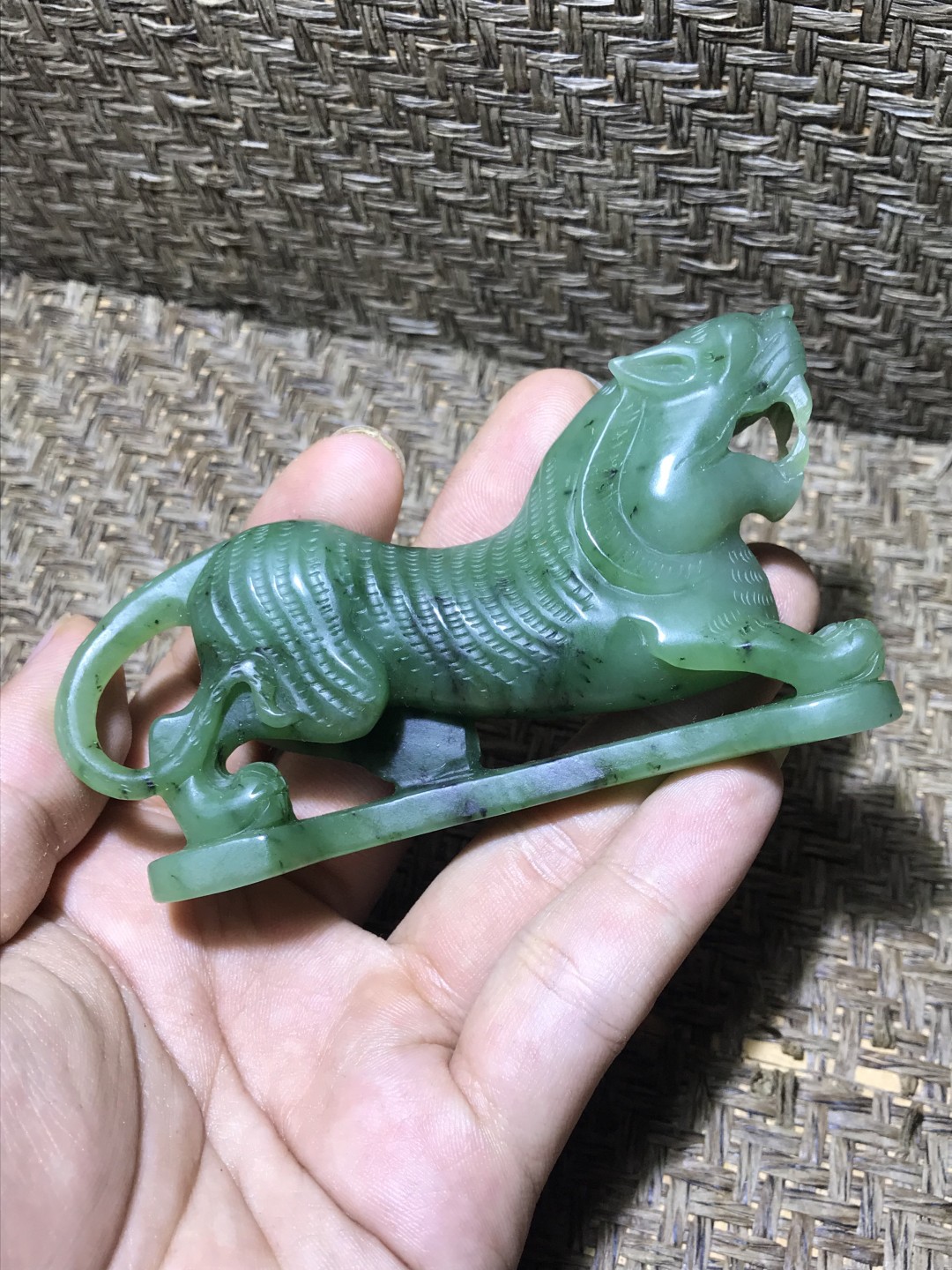 仅此一个孤品上拍！和田玉碧虎虎生威 手把件(摆件)一个！