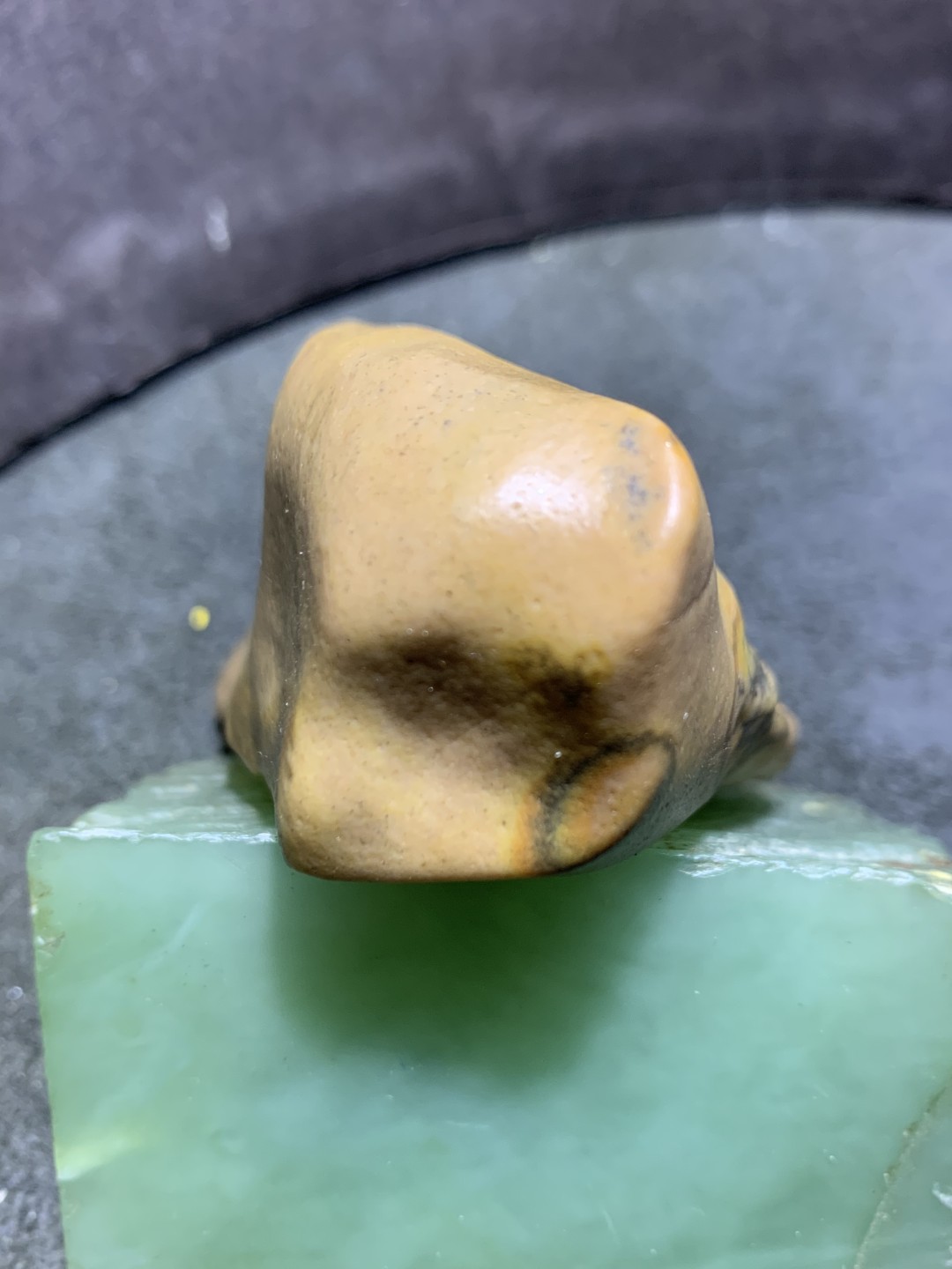 精美罕见新疆象形“点赞”形彩泥石原石把件（镇纸，摆件） 一块，