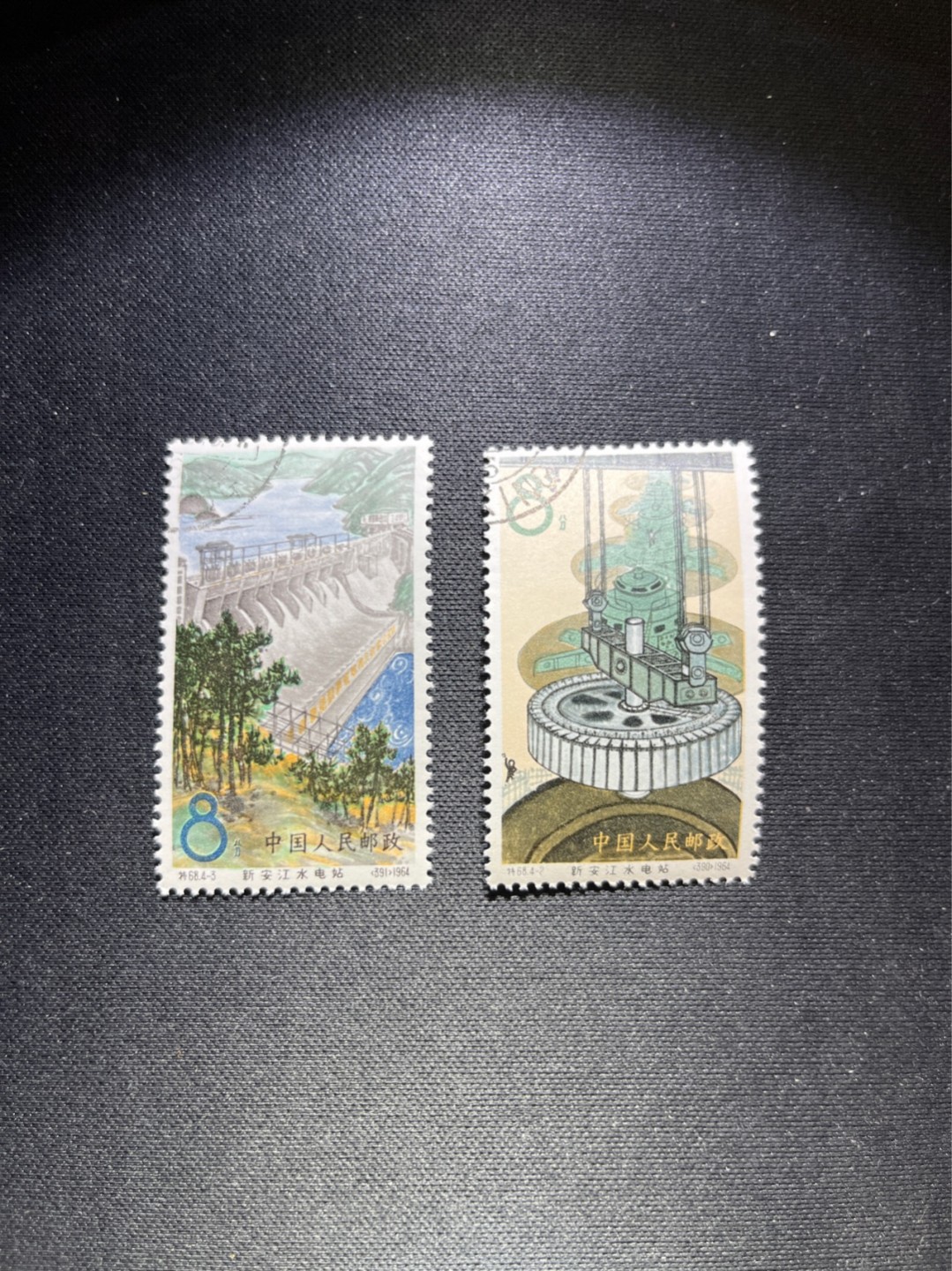 洪涛臻品 精选邮票限时拍卖第六十二期 特68新安江4-2  4-3各1枚 盖销 顺戳，非常漂亮，★品相可以用完美来形容，版撕全品嘎嘎绝 背胶雪白。解放初的经典票，整版撕开，面艳胶白，票挺洁净，齿孔完美。老纪特的版票资源十分稀缺难寻，机会来临时必须抓住。尾货处理，随时售缺，注意捡漏