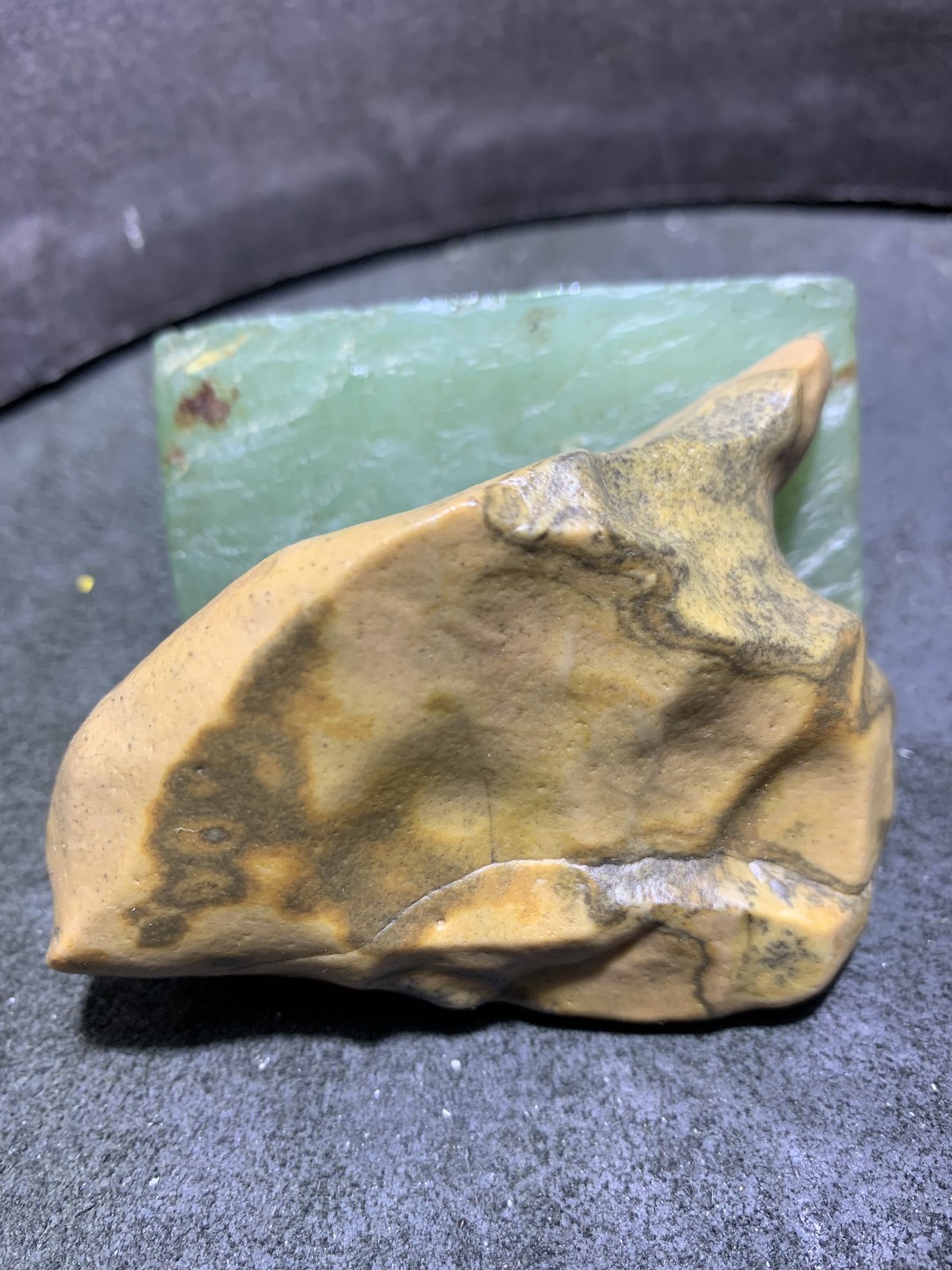 精美罕见新疆象形“点赞”形彩泥石原石把件（镇纸，摆件） 一块，
