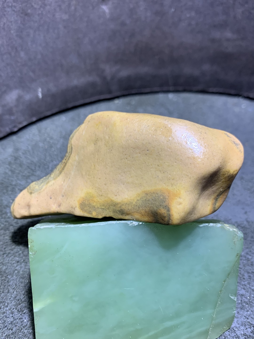 精美罕见新疆象形“点赞”形彩泥石原石把件（镇纸，摆件） 一块，