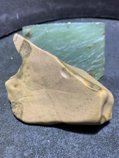 精美罕见新疆象形“点赞”形彩泥石原石把件（镇纸，摆件） 一块， - 精美罕见新疆象形“点赞”形彩泥石原石把件（镇纸，摆件） 一块，