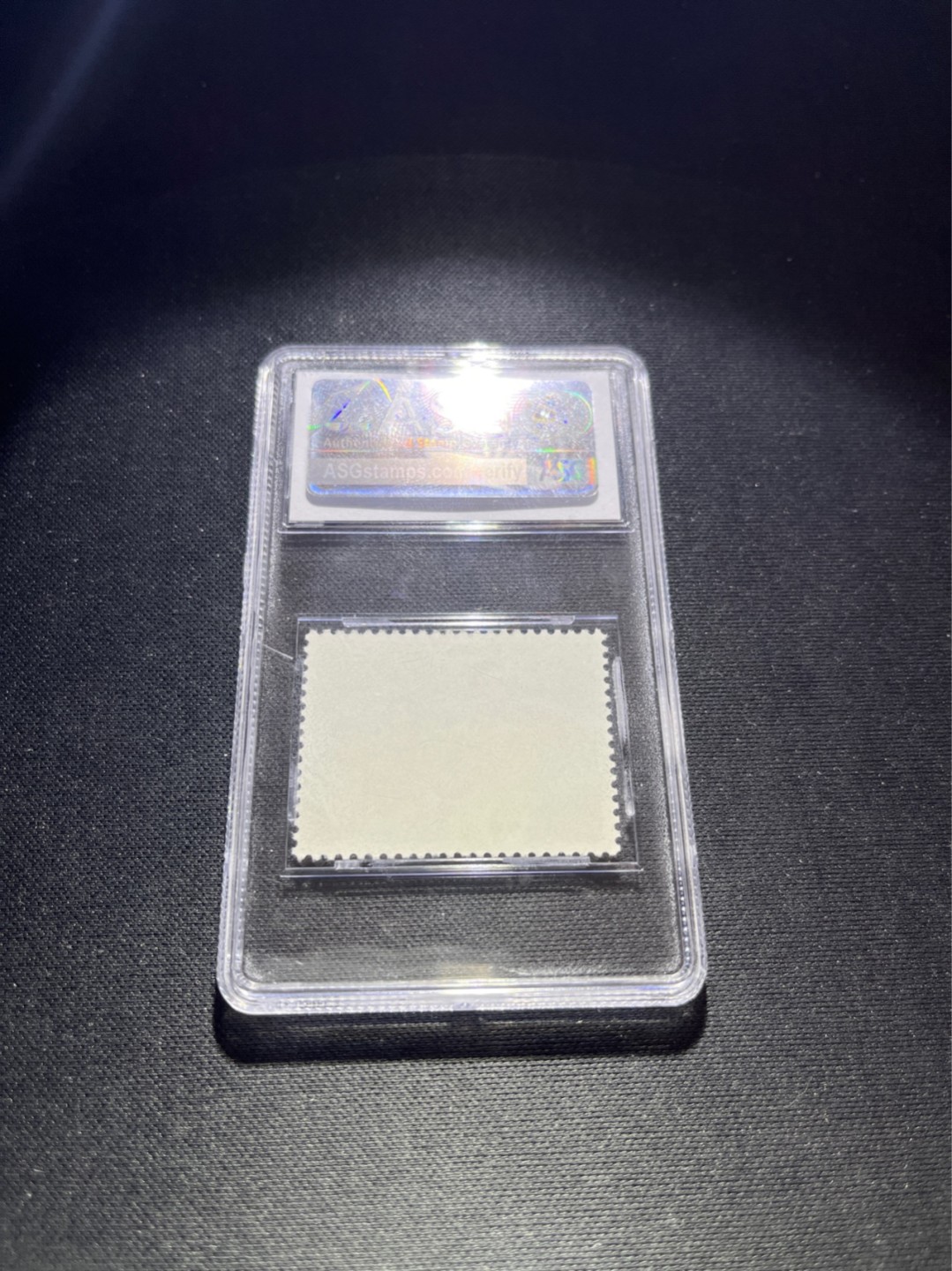 洪涛臻品 精选邮票限时拍卖第五十二期 ★稍后补图★文17知青4分★漏纽扣★ ASG85分OG ，文革两大变体票，一是文18漏刺刀，二是文17漏纽扣。版撕精品送评，票全品无瑕疵，85分超高性价比。变体票存世量少，潜力巨大，喜欢不要错过，目前ASG评级处于初级阶段，注意趁早下手囤精品货，未来一定有意想不到的收获，(最后一图是漏纽扣变体对比图)