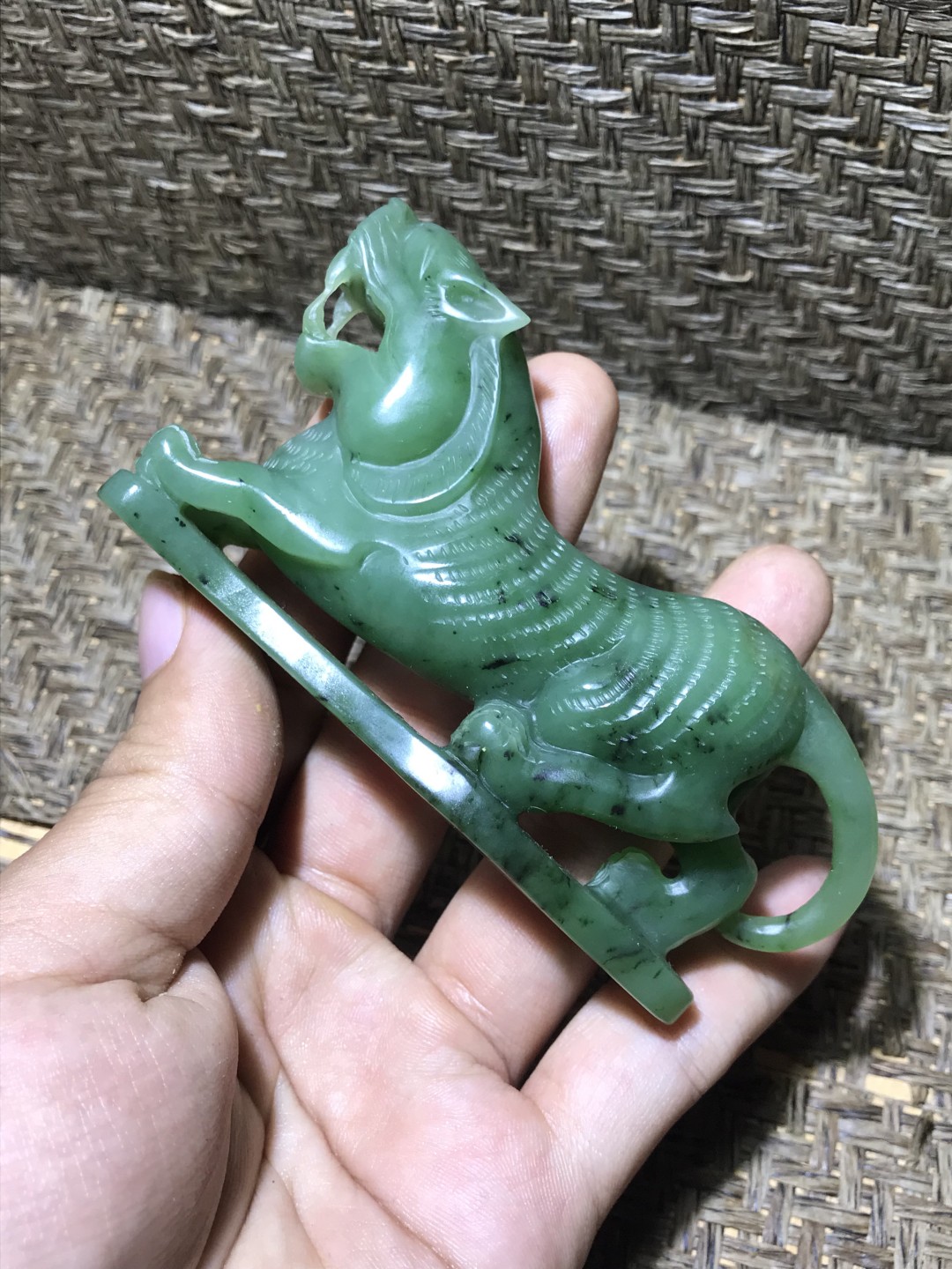 仅此一个孤品上拍！和田玉碧虎虎生威 手把件(摆件)一个！