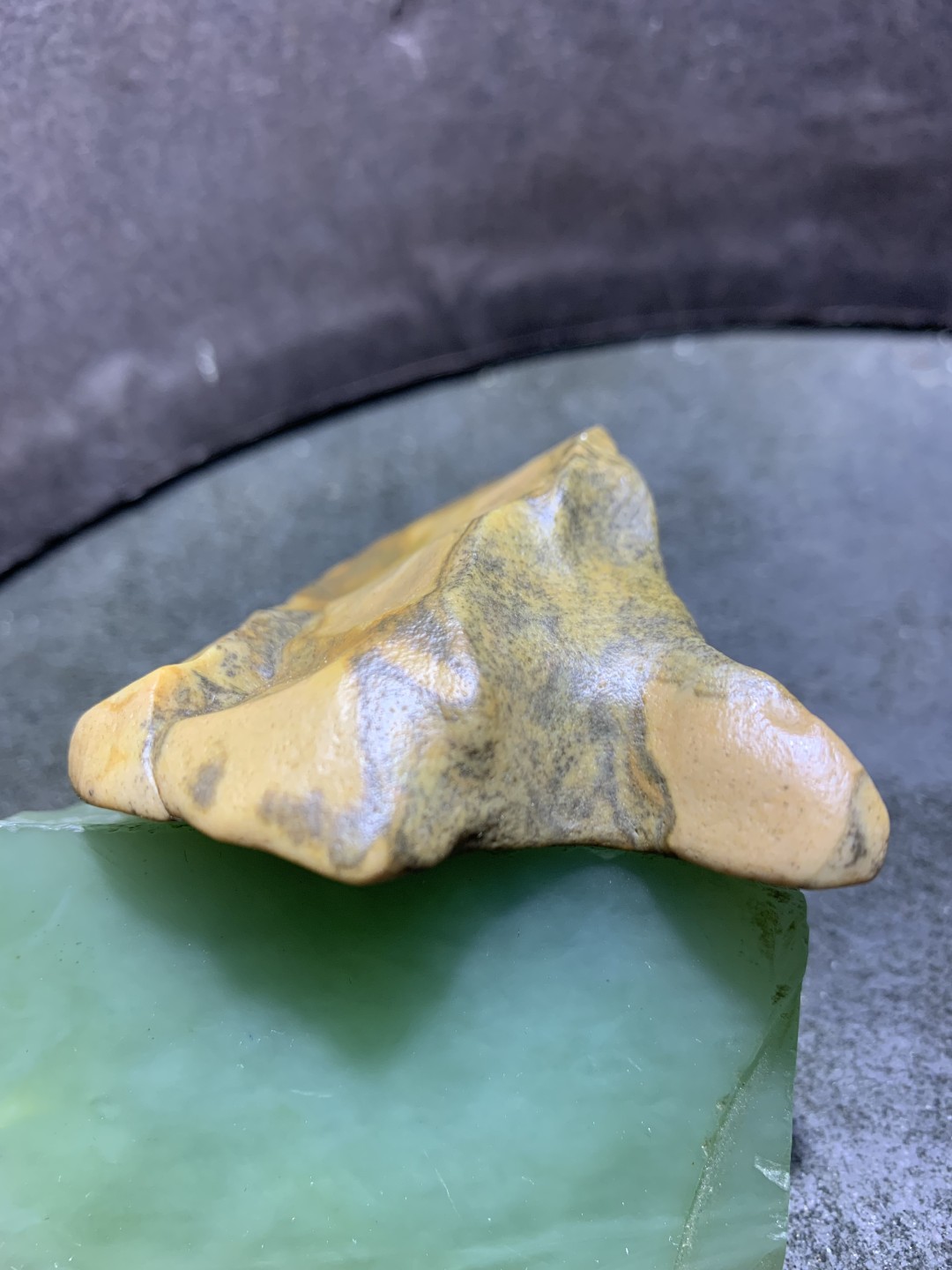 精美罕见新疆象形“点赞”形彩泥石原石把件（镇纸，摆件） 一块，